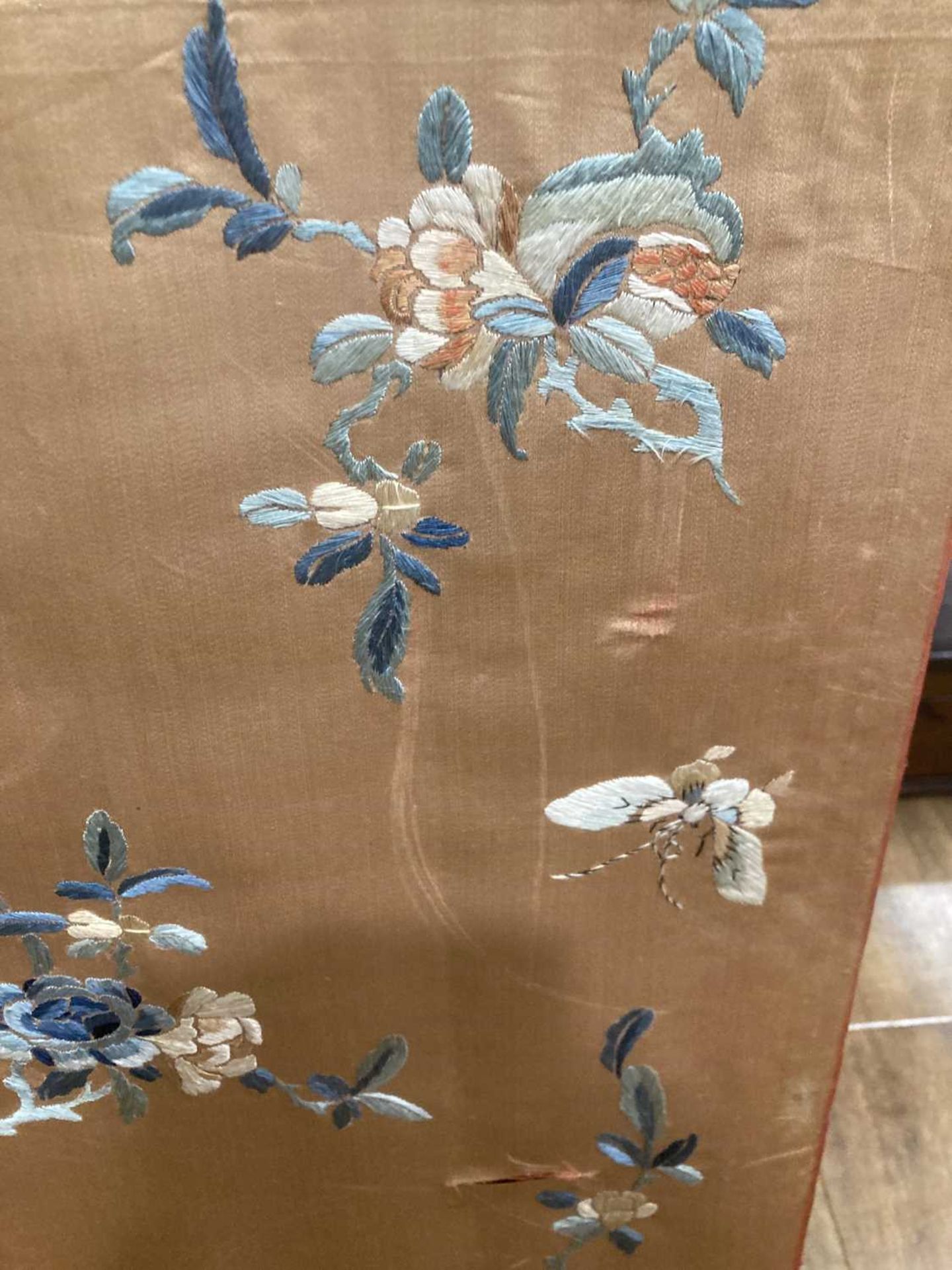 A Chinese silk panel embroidered with blossoms and butterflies, 94 x 34 cm, a machine made panel - Bild 8 aus 38