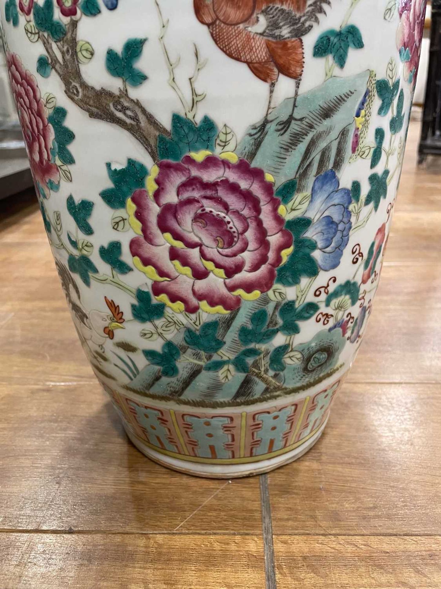 A Cantonese vase of shouldered form decorated in coloured enamels with cockerels and hens within a - Bild 14 aus 23