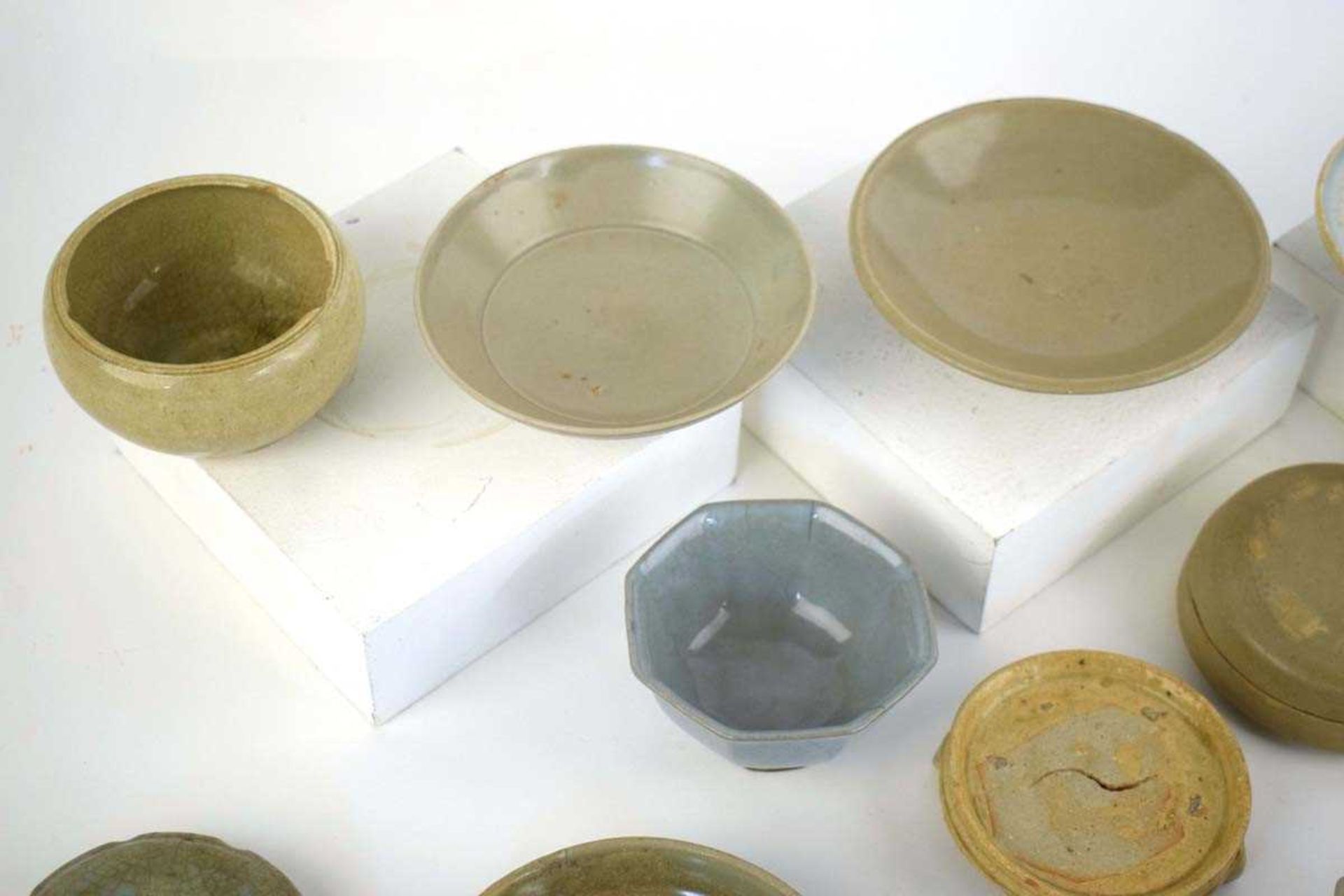 A Chinese celadon saucer of circular form, d. 12.5 cm, together with a group of other celadon and - Bild 2 aus 49