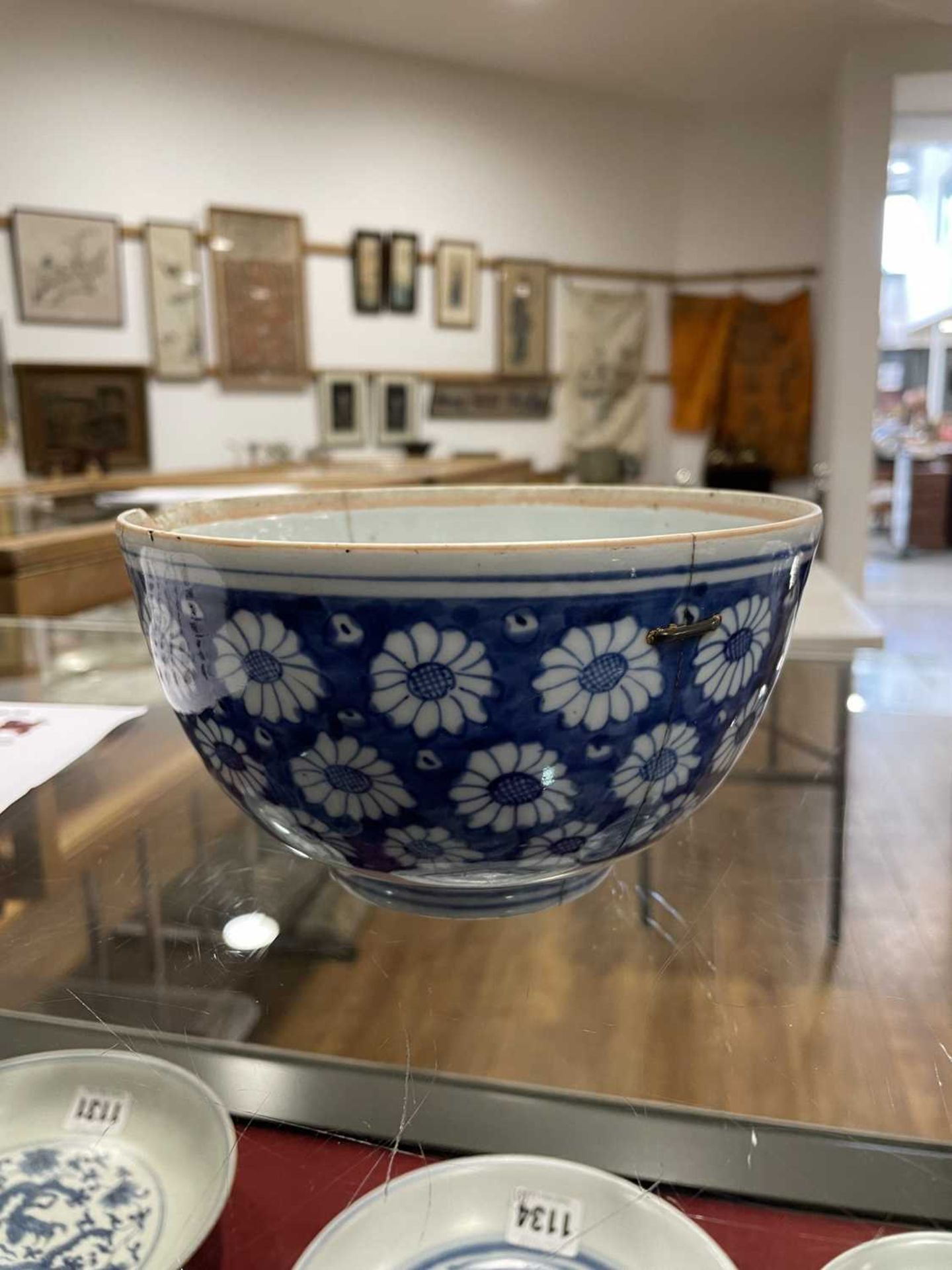 A mixed group of Chinese and other blue and white ceramics including beads, lidded vases, caddies - Bild 74 aus 82