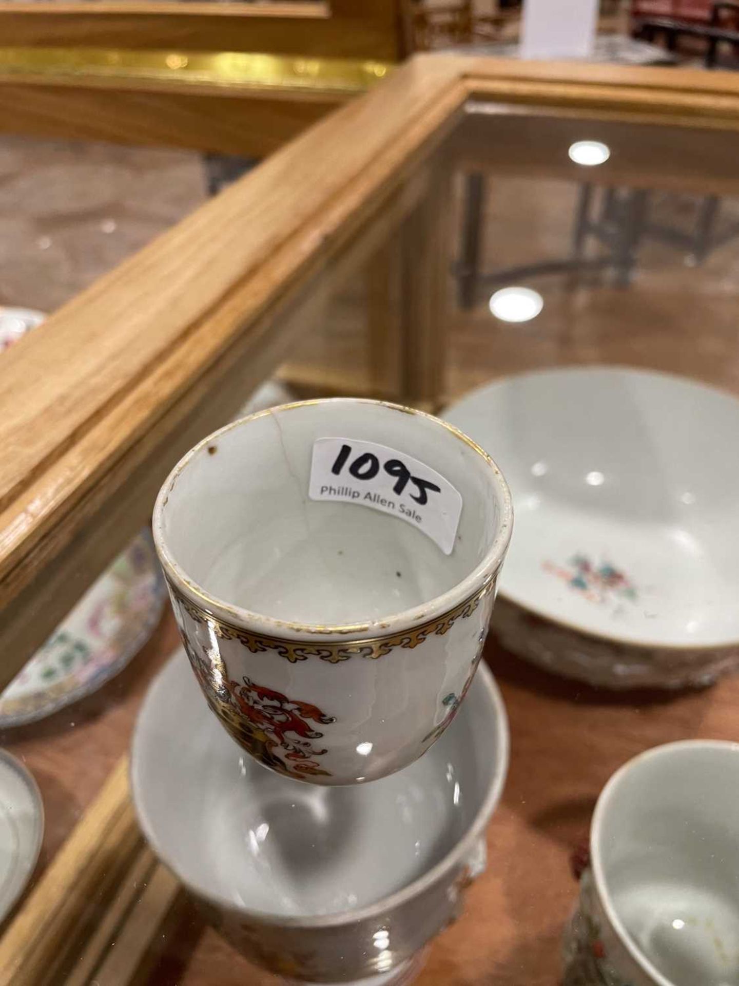 A Chinese Export armorial dish, decorated in coloured enamels with traditional figures and the (?) - Bild 35 aus 41