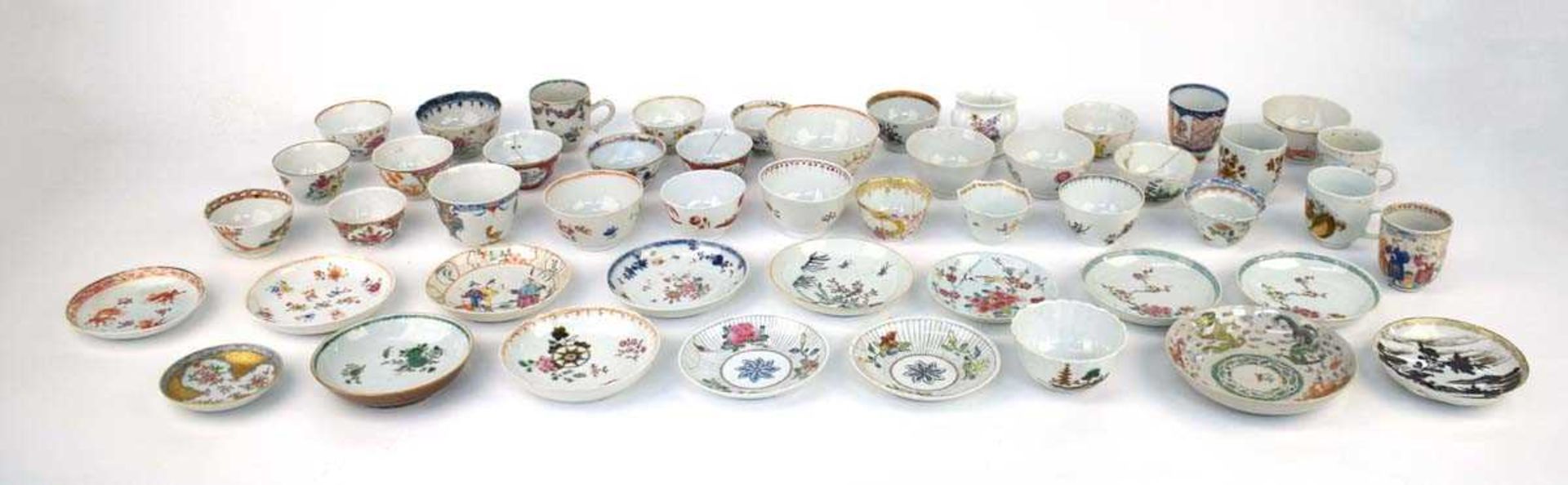 A large quantity of Chinese and other enamel and imari decorated tea bowls, tea cups, saucers and - Image 7 of 15