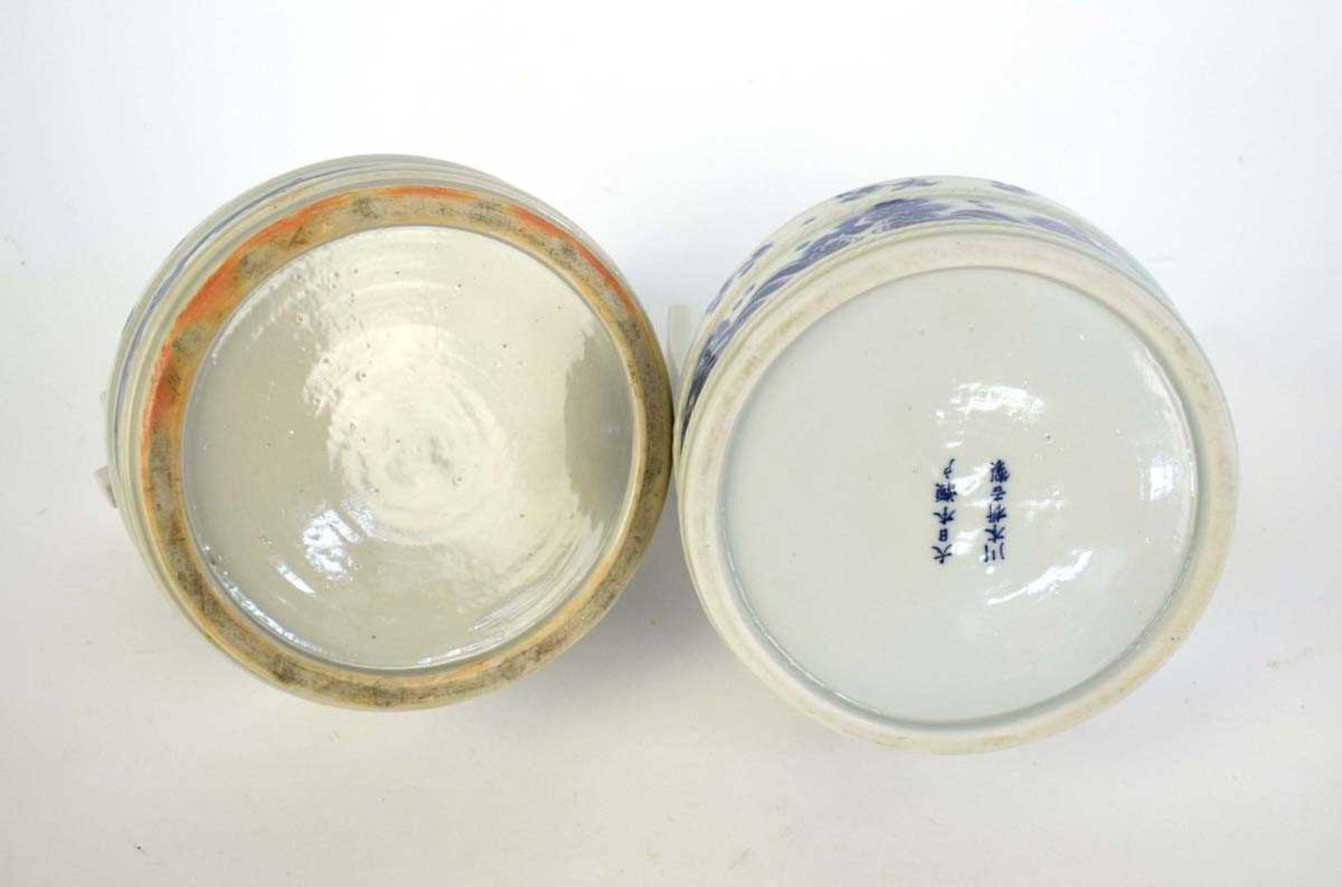 A near pair of Japanese blue and white planters in the form of water carriers, each decorated with - Bild 4 aus 4