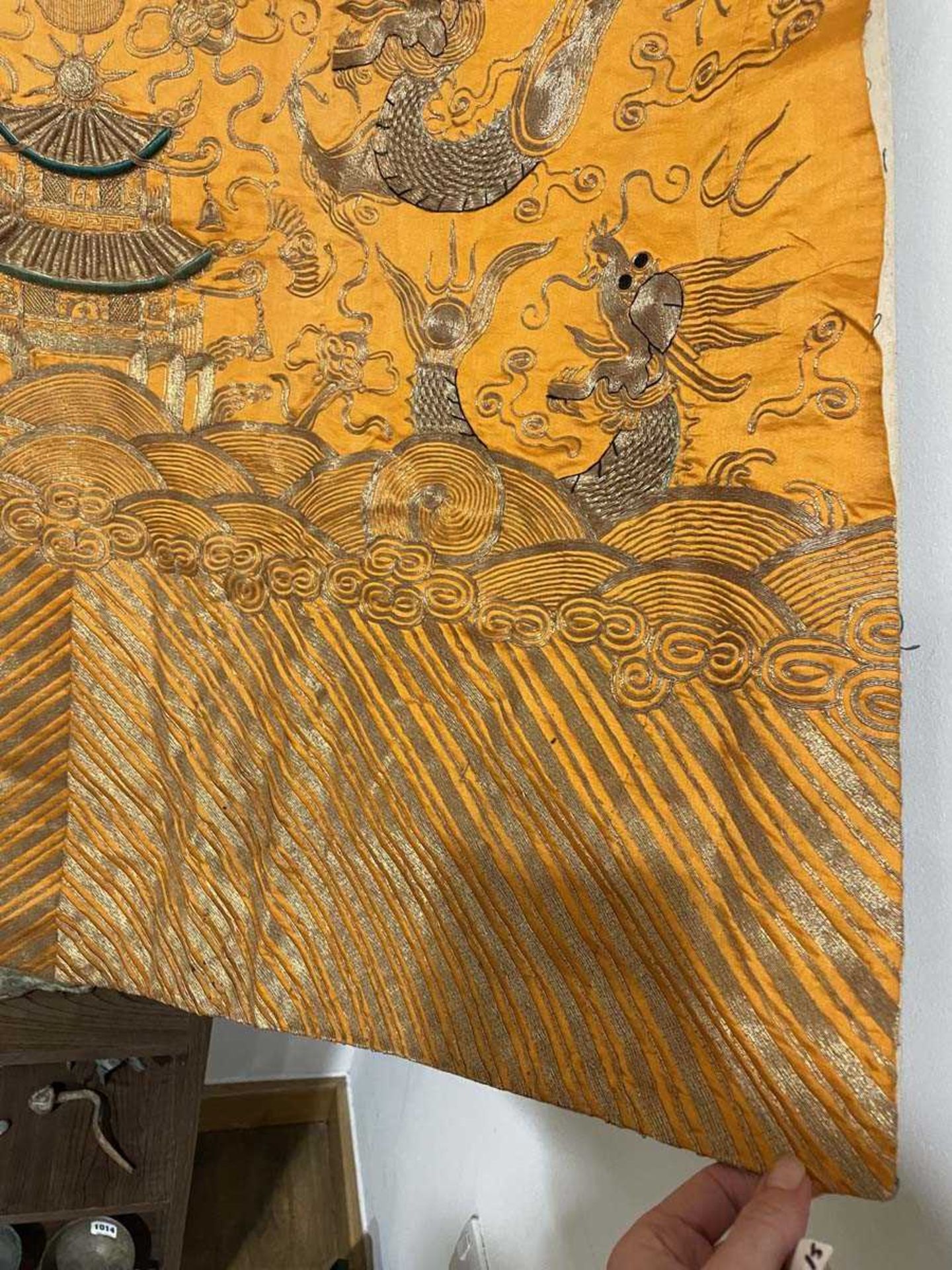 A Chinese robe section worked in gold coloured threads depicting dragons and a pagoda on an orange - Bild 13 aus 15
