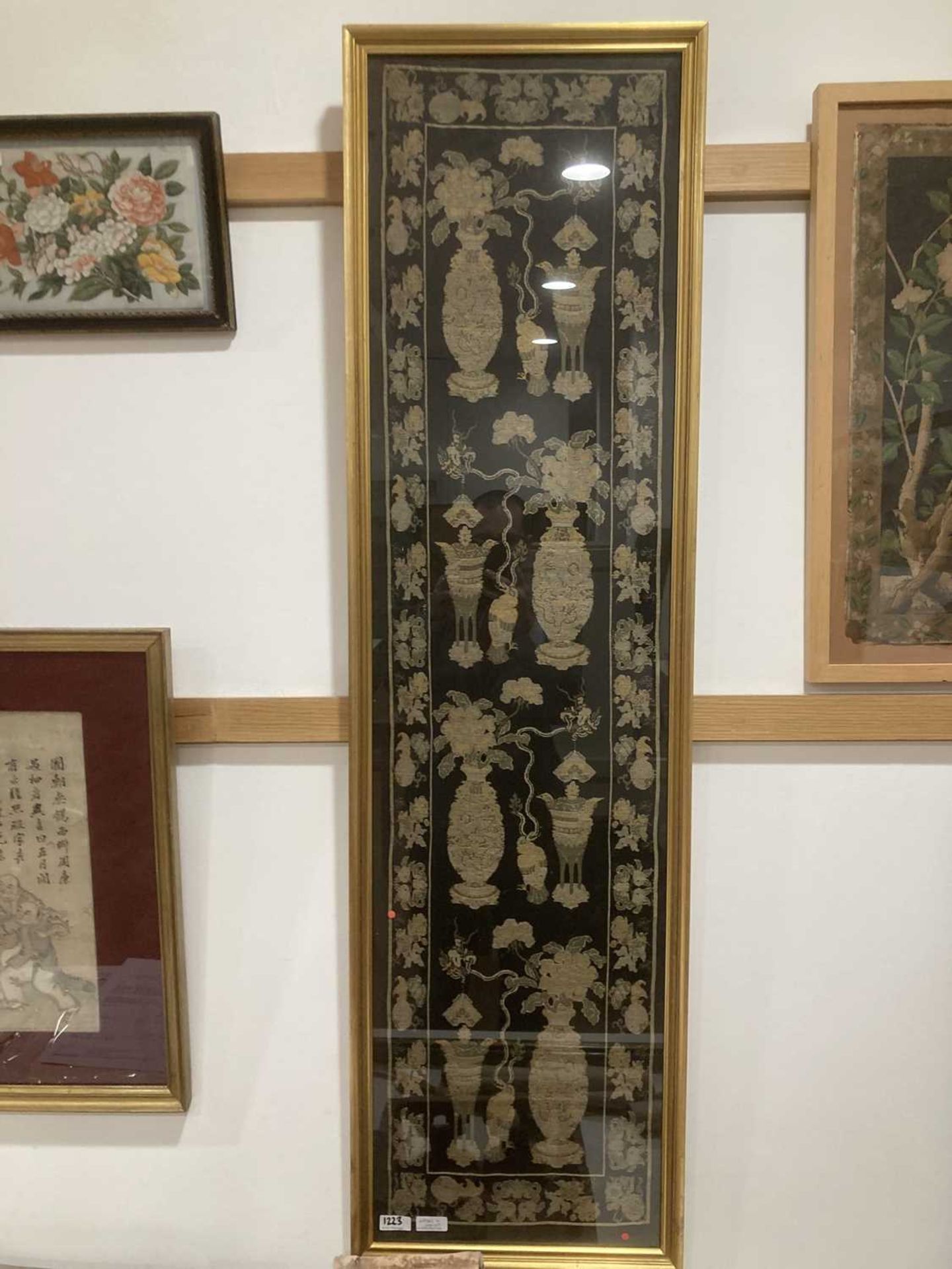 A Chinese silk panel embroidered with blossoms and butterflies, 94 x 34 cm, a machine made panel - Bild 36 aus 38