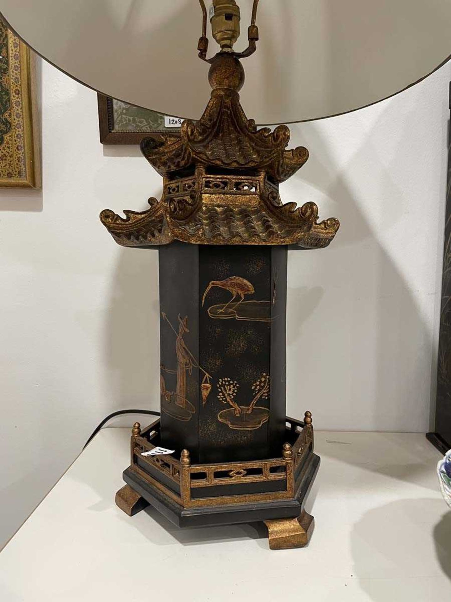 A pair of late 20th century chinoiserie table lamps, the black shades with gilded relief detail over - Bild 3 aus 17