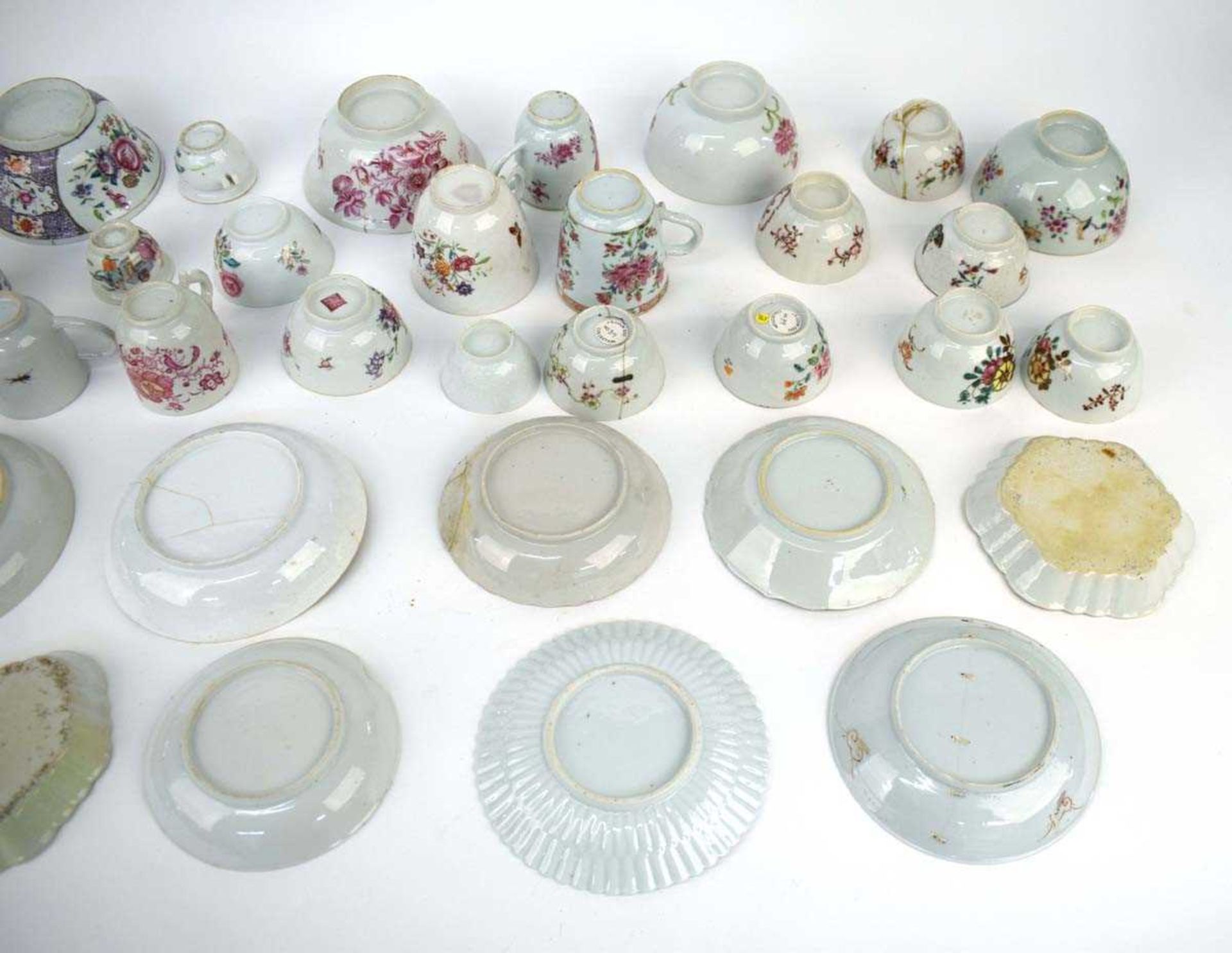 A large quantity of Chinese and famille rose decorated tea bowls, tea cups, saucers and saucer - Image 6 of 6