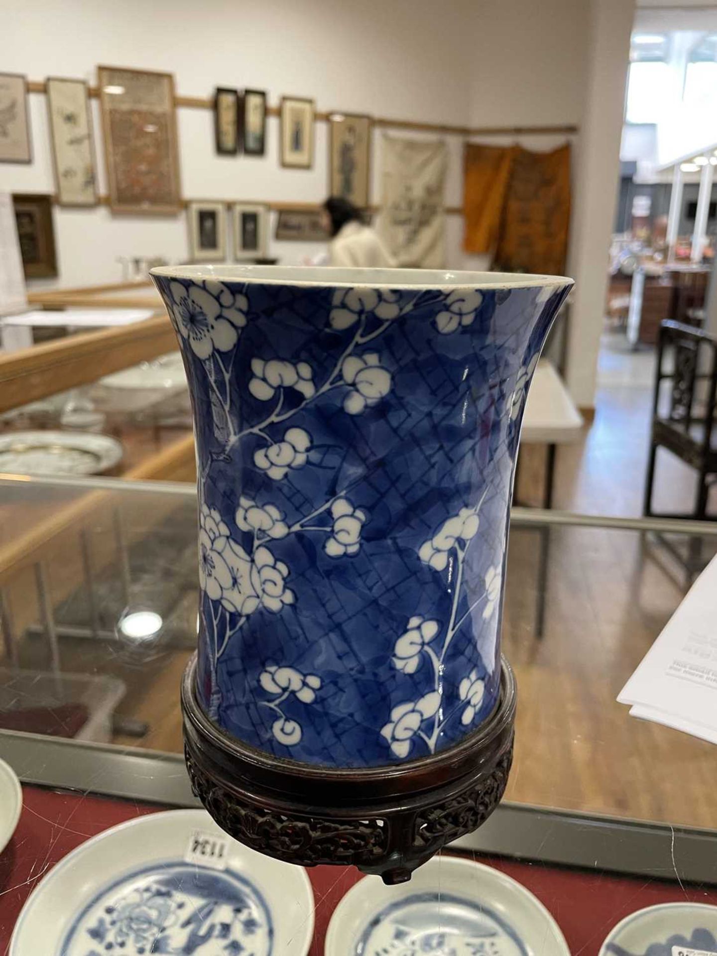 A Chinese blue and white blossom pattern brush pot of cylindrical form on a fixed hardwood base, - Bild 50 aus 54