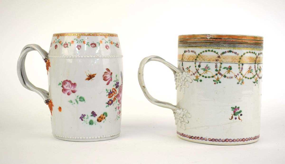 A Chinese Export famille rouge tankard with entwined handle decorated in the European manner, h. - Bild 3 aus 6