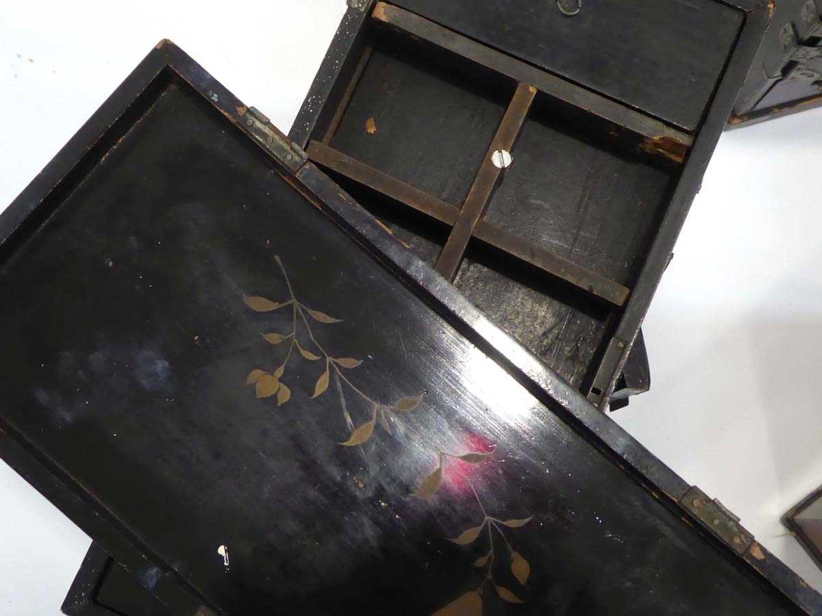 A group of Oriental and chinoiserie lacquered boxes including two table-top cabinets, a lift-lid box - Bild 2 aus 3