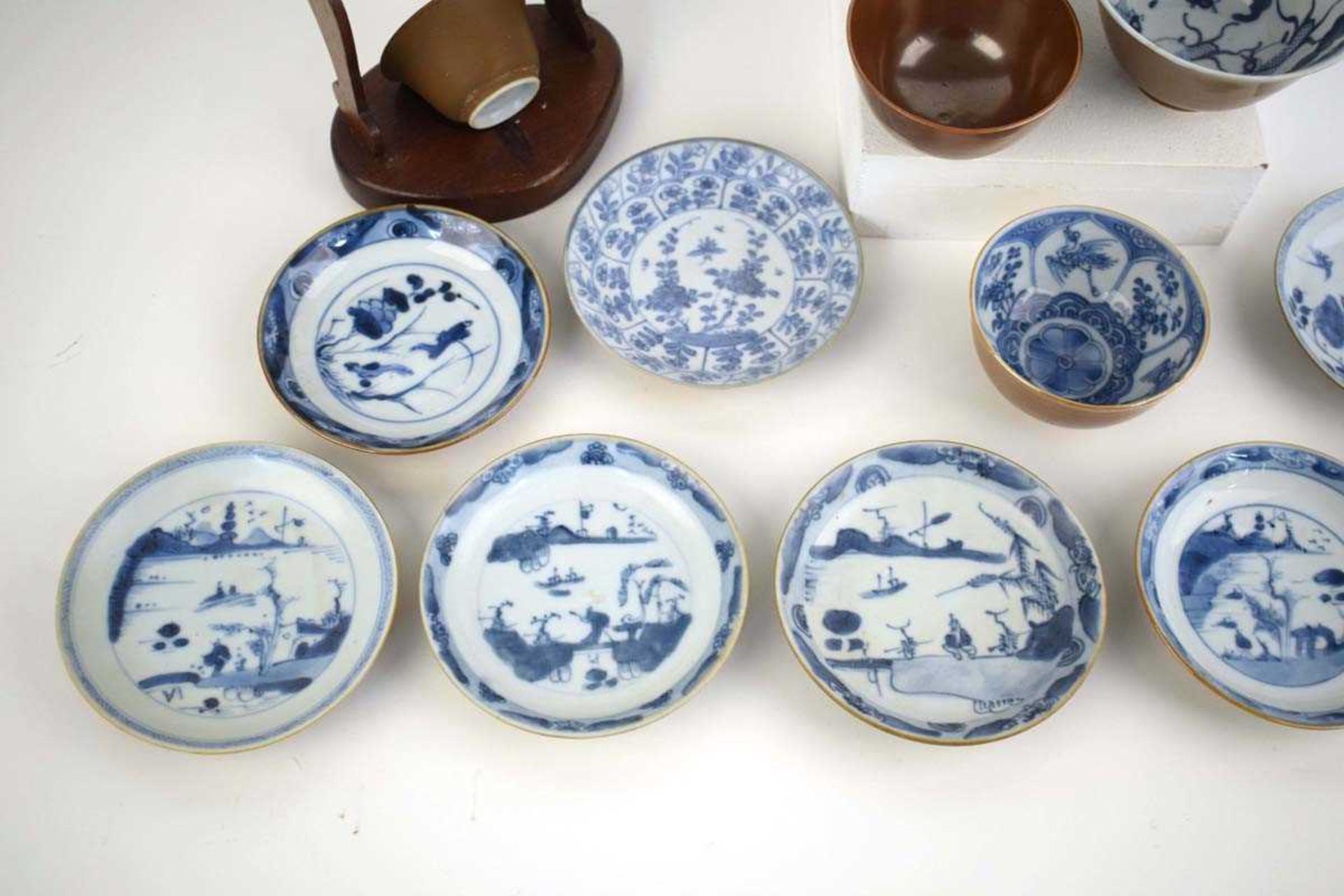 Fifteen items of Batavia porcelain, each decorated in a blue and white underglaze pattern, including - Bild 3 aus 23