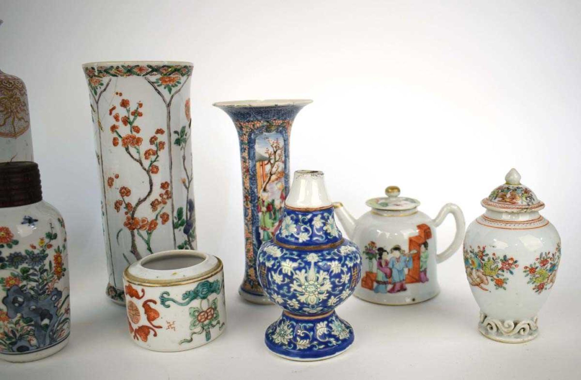 A group of Chinese Export and other ceramic jars and vases, including a miniature teapot, h. 10 cm - Bild 7 aus 29