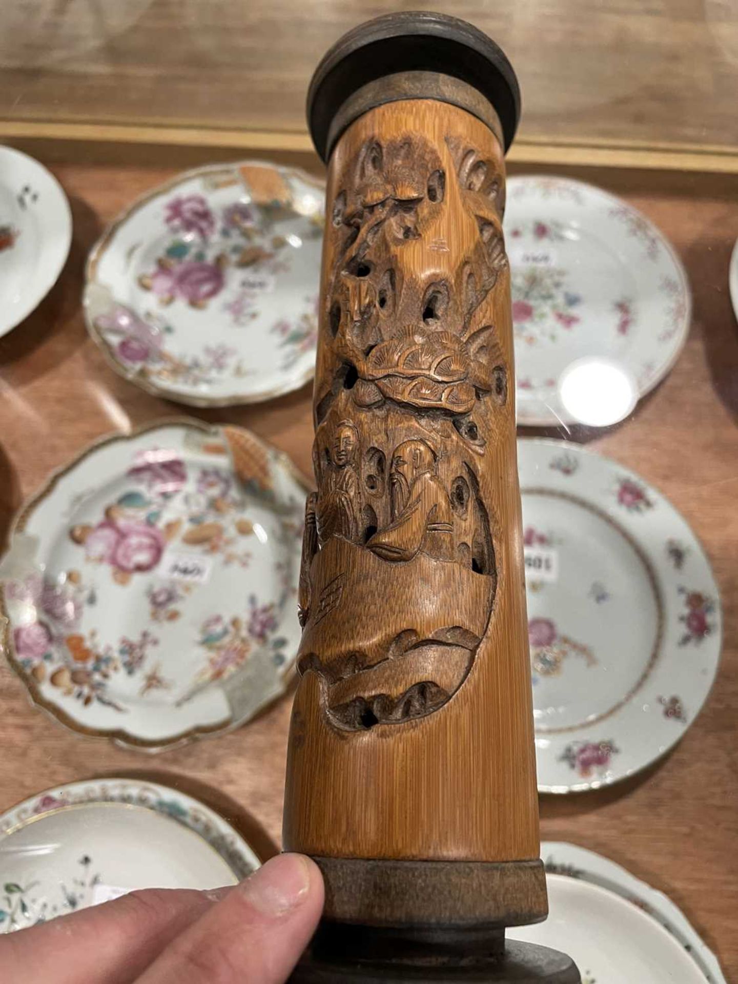 Two pairs of Chinese carved bamboo brush pots, max h. 28.5 cm, together with a carved bamboo - Bild 4 aus 13