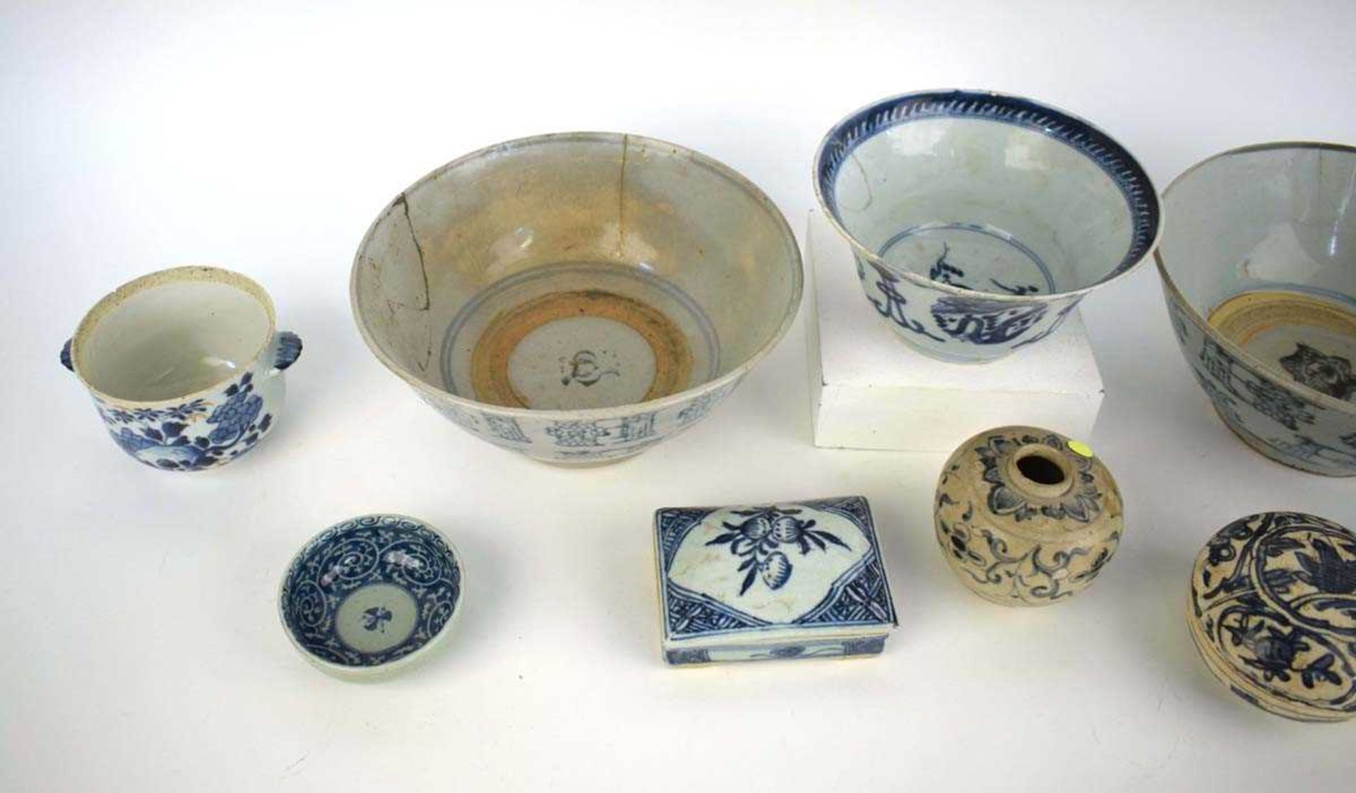 A (?)Vietnamese blue and white miniature jar decorated with scrolls and leaf shaped motifs, h. 17. - Bild 2 aus 4
