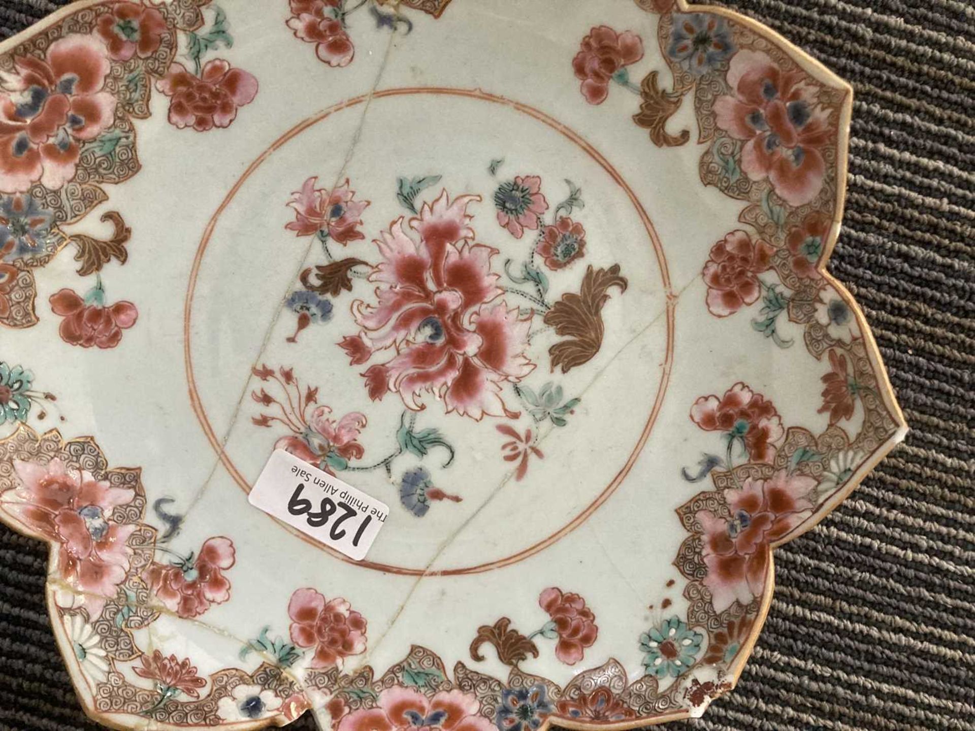 A Chinese shallow dish of octagonal form decorated with blossoming branches in the famille rose - Bild 25 aus 41