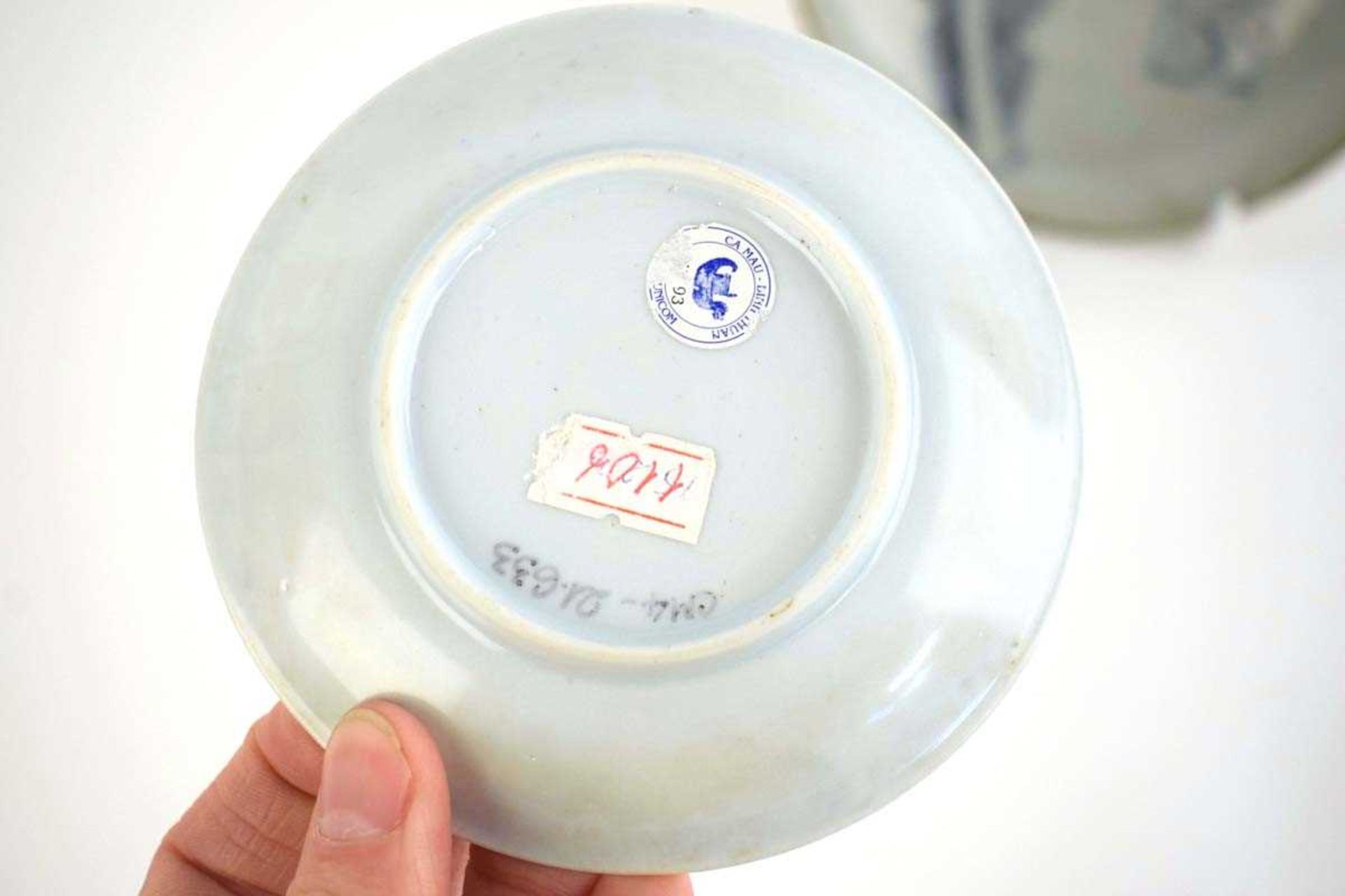 A Ca Mau/Binh Thuan cargo blue and white tea bowl and saucer, each decorated with a traditional - Bild 3 aus 7