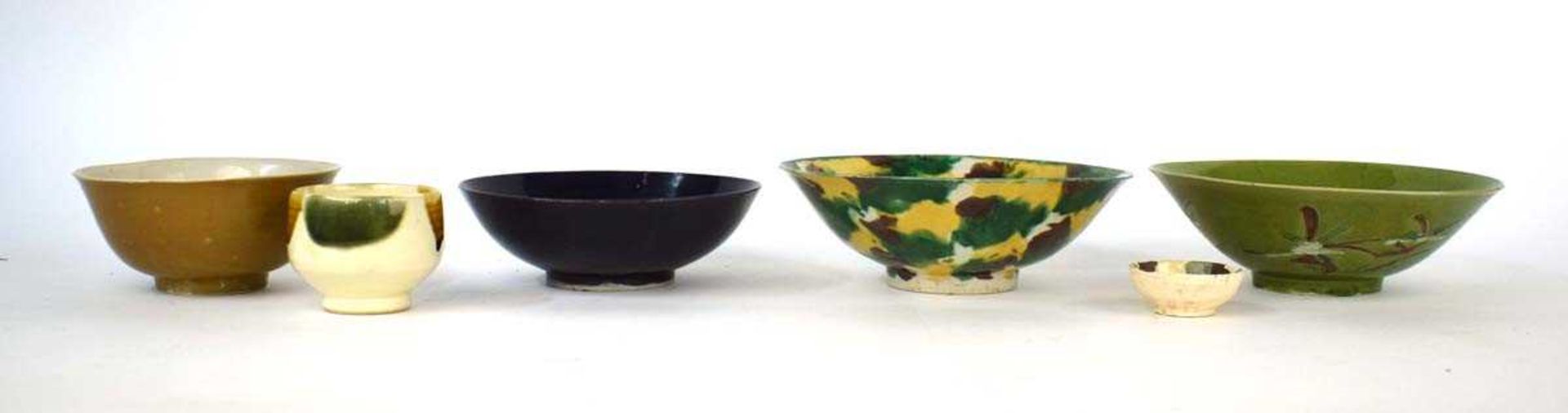 A Chinese egg and spinach bowl, character mark to base, d. 21 cm, two similar pieces of pottery