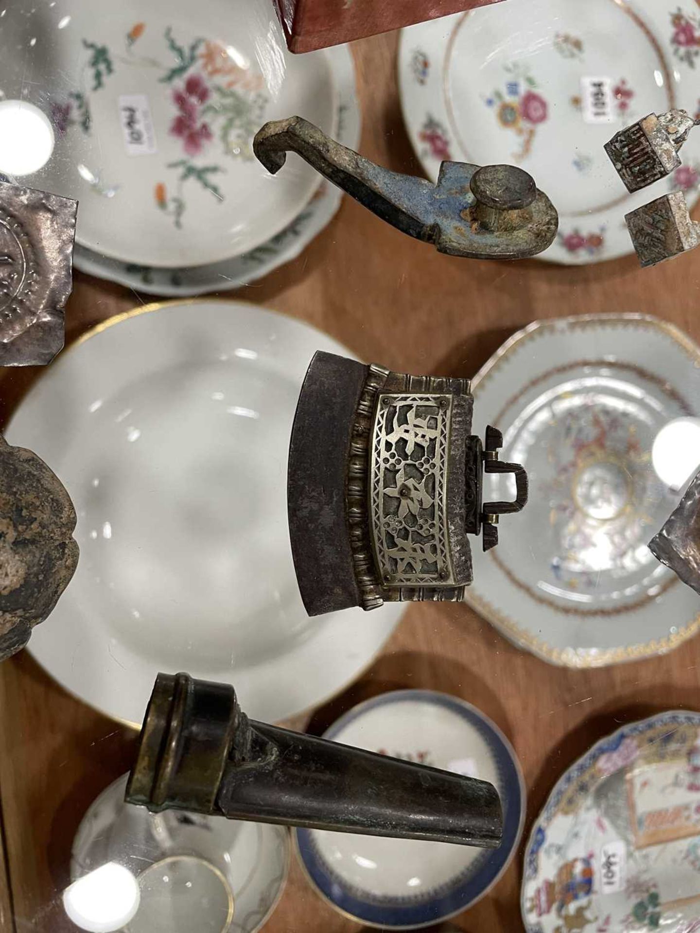 A mixed group of Oriental metalware including a tower, h. 9.5 cm, a wheelbarrow, a rickshaw, pins, a - Image 11 of 12