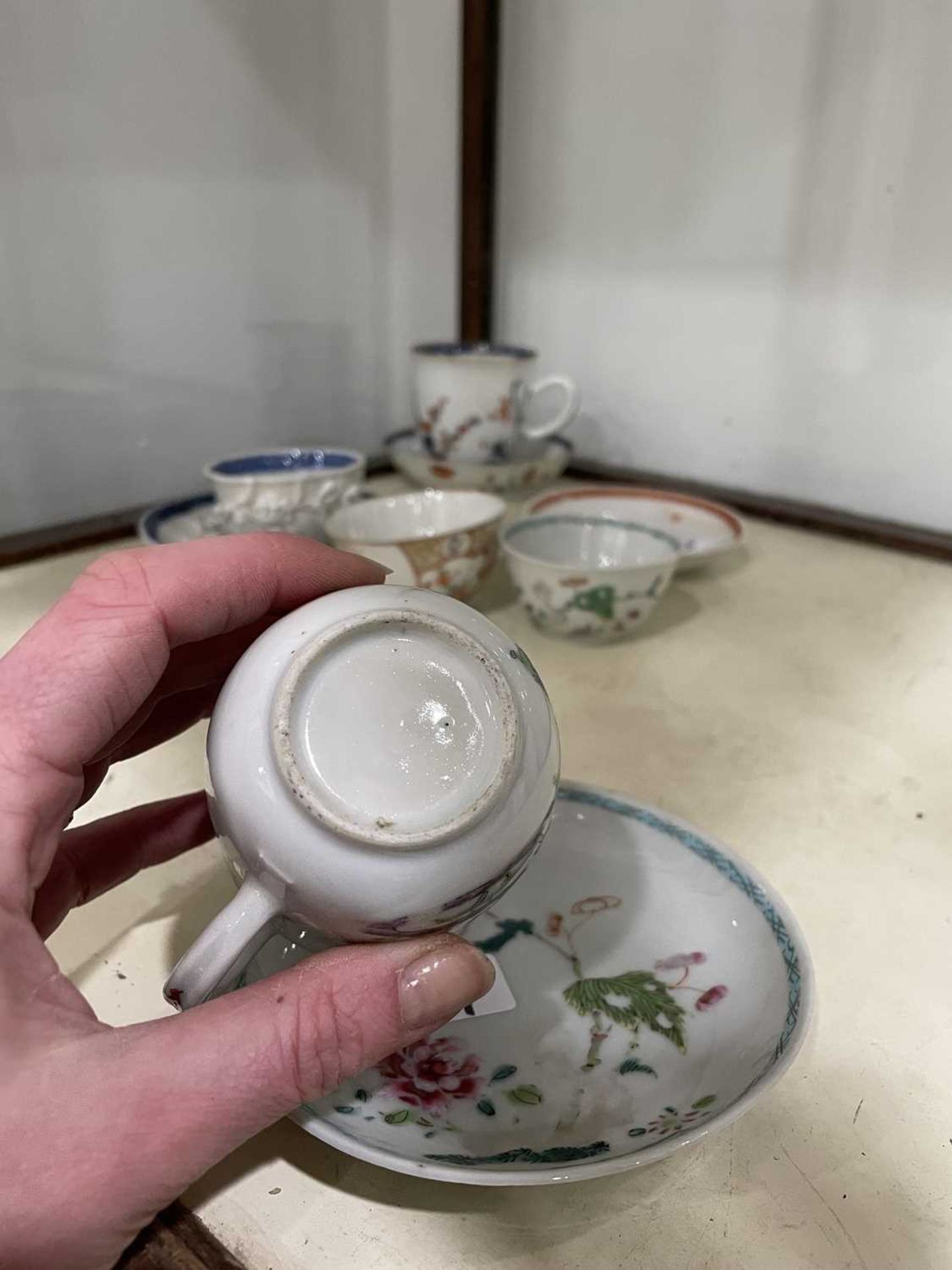 Twelve matching Chinese and other tea bowls, cups and saucers, each decorated in a different - Bild 36 aus 114