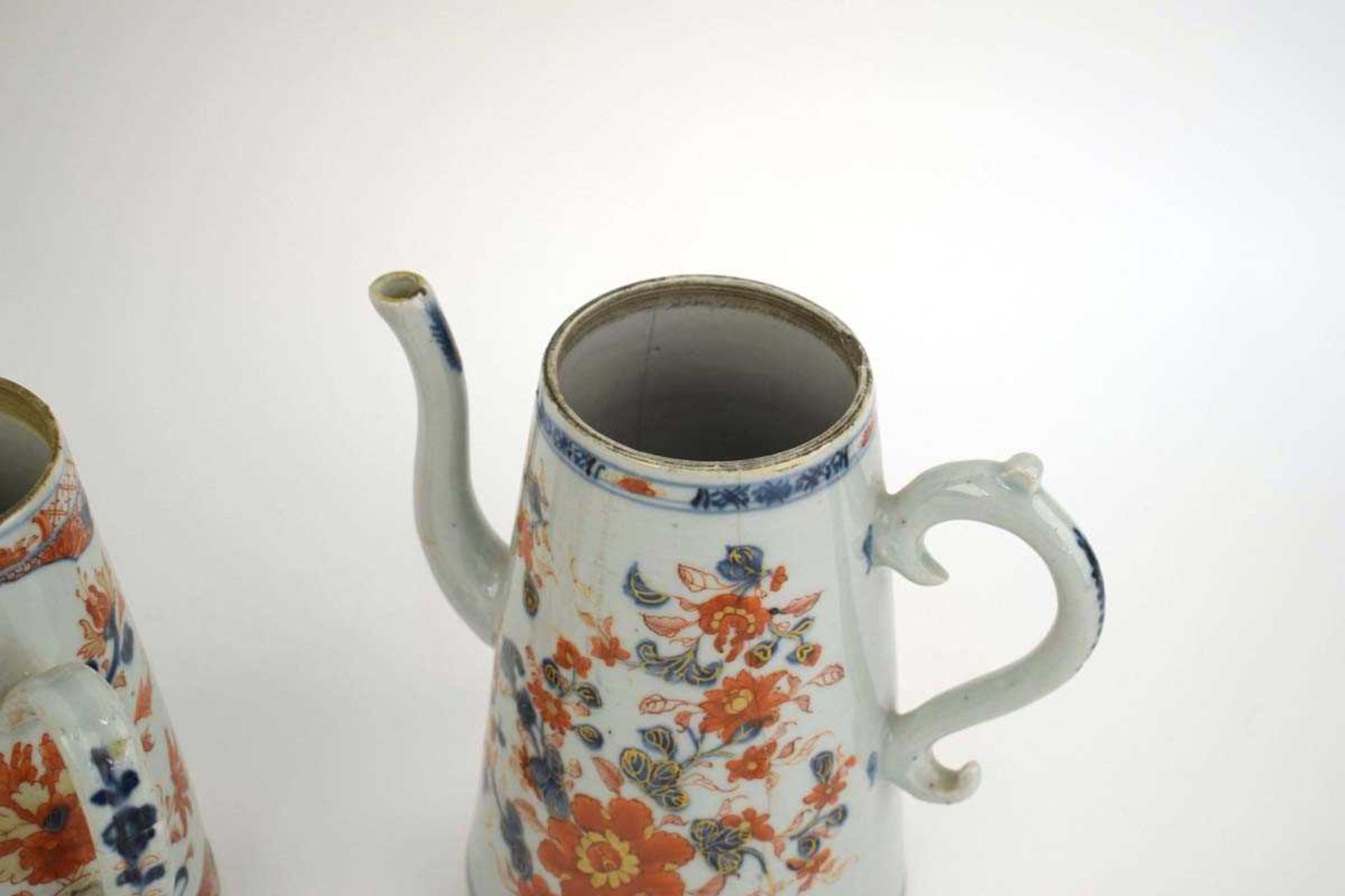 A Chinese hot chocolate pot and cover of tapered form, decorated with stylised fish and flowers in - Bild 6 aus 6