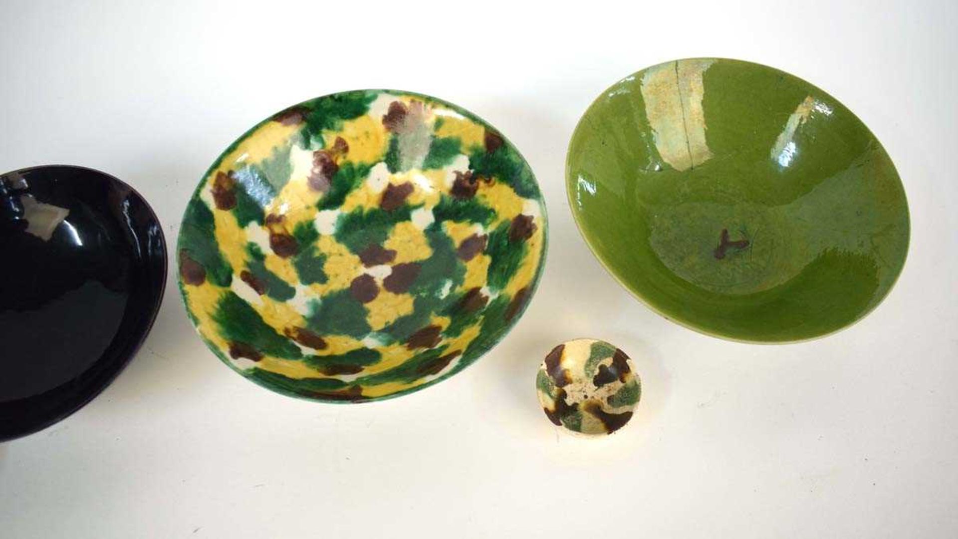 A Chinese egg and spinach bowl, character mark to base, d. 21 cm, two similar pieces of pottery - Image 7 of 37