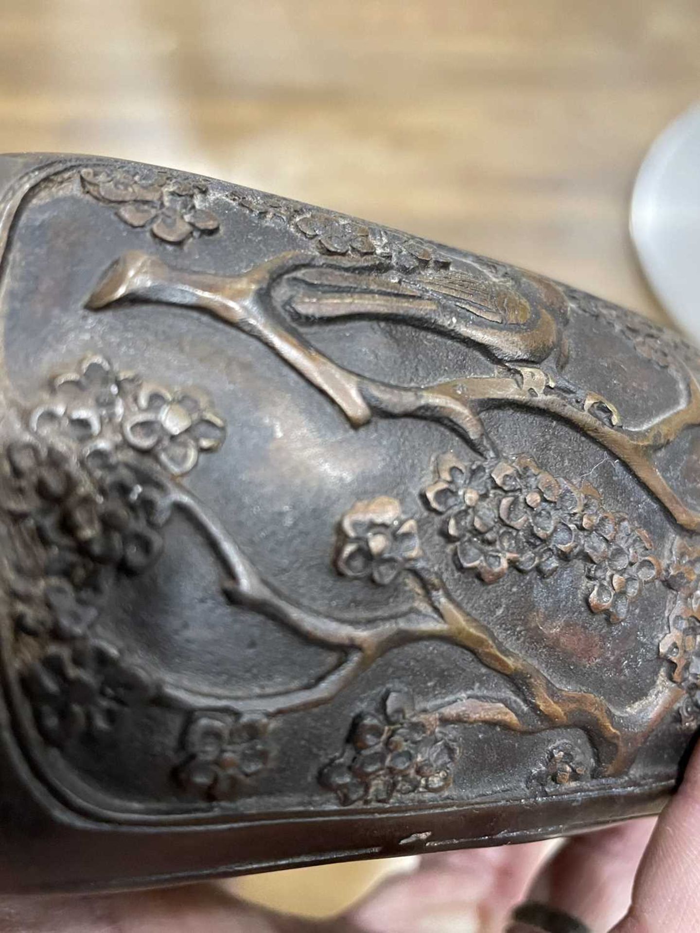 A Meiji covered censer of squat form relief decorated with blossoming branches and birds, - Bild 10 aus 25