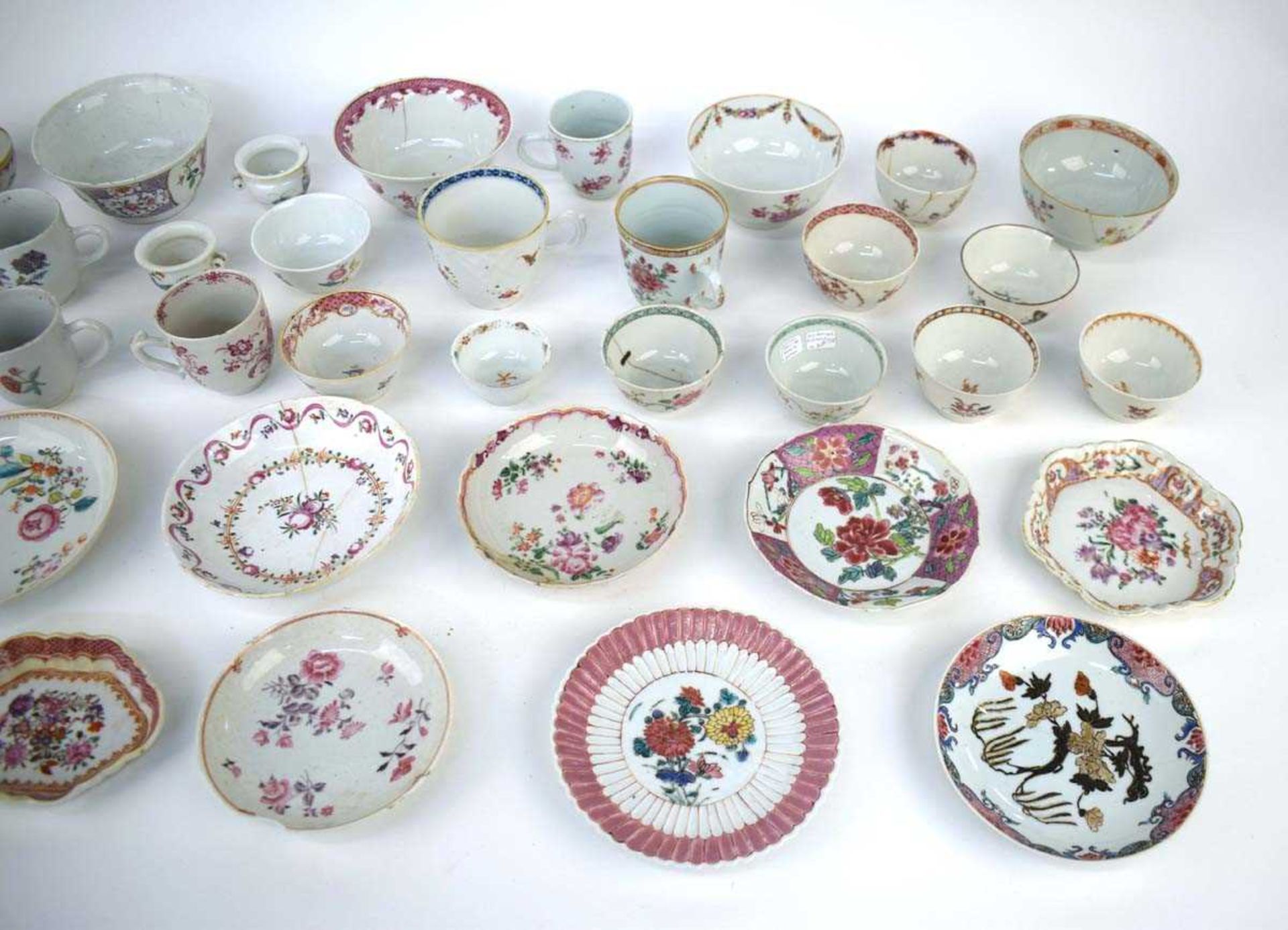 A large quantity of Chinese and famille rose decorated tea bowls, tea cups, saucers and saucer - Image 4 of 6