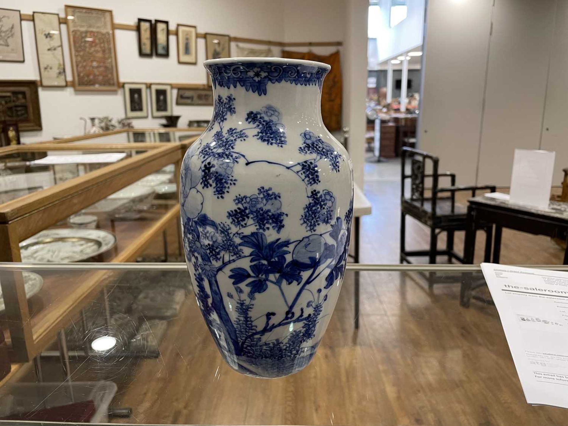 A Chinese blue and white blossom pattern brush pot of cylindrical form on a fixed hardwood base, - Bild 9 aus 54