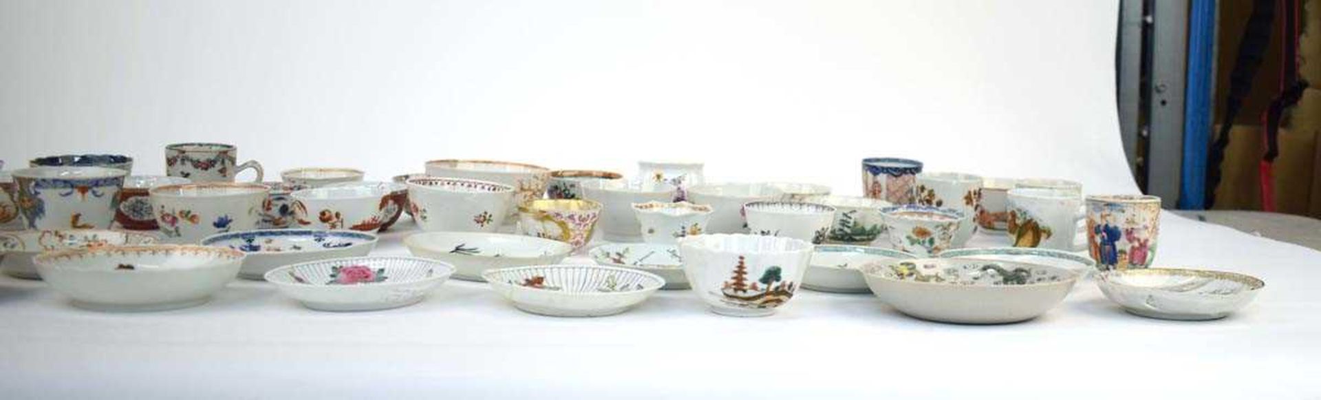 A large quantity of Chinese and other enamel and imari decorated tea bowls, tea cups, saucers and - Bild 9 aus 15