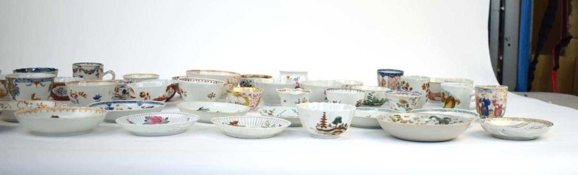 A large quantity of Chinese and other enamel and imari decorated tea bowls, tea cups, saucers and - Image 9 of 15