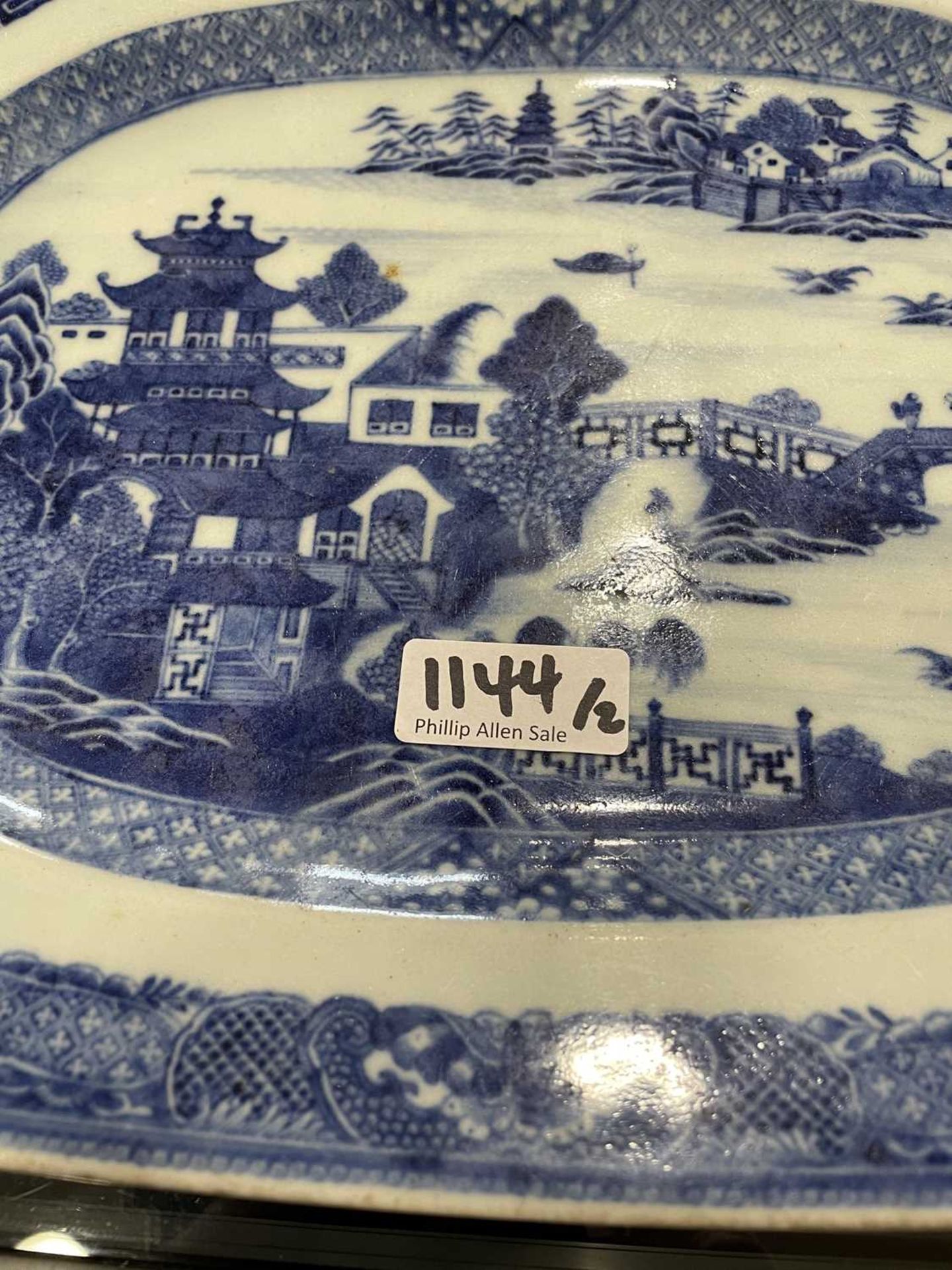 A Chinese blue and white willow pattern charger of typical form, w. 40.5 cm, together with a similar - Bild 13 aus 33