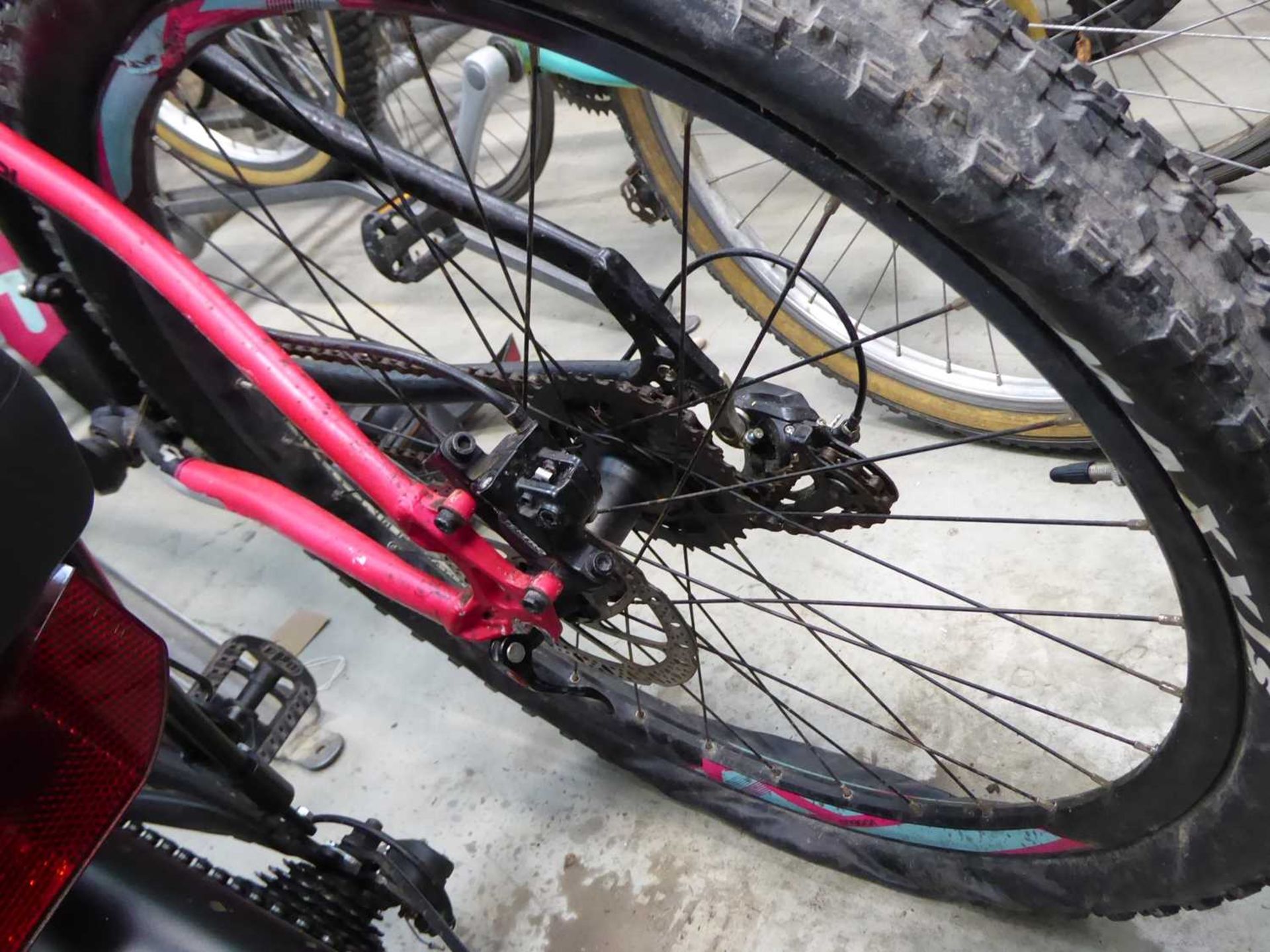 Black and pink gents mountain bike with detached rear wheel - Bild 3 aus 3