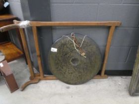 +VAT Gong with oak stand Stand broken
