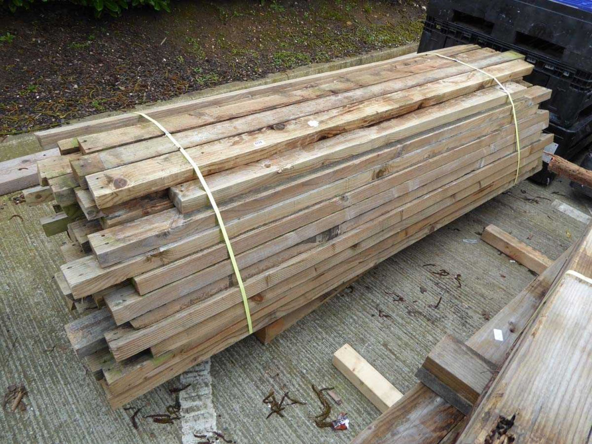 Large bundle of approx. 4x2" timber