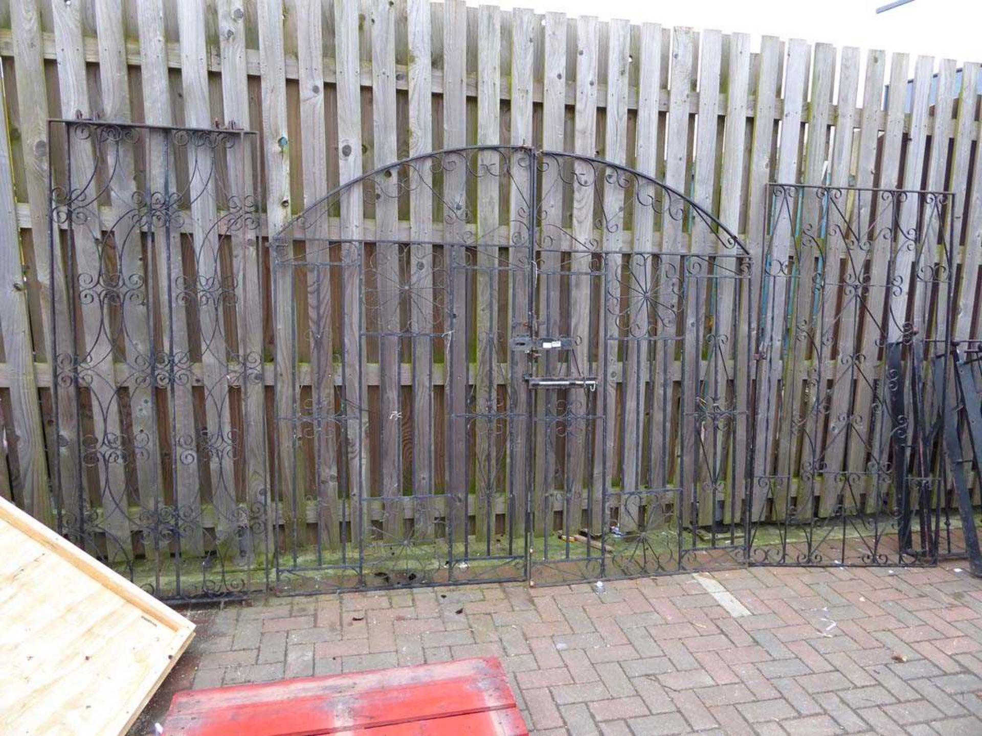 Large set of metal gate and panels