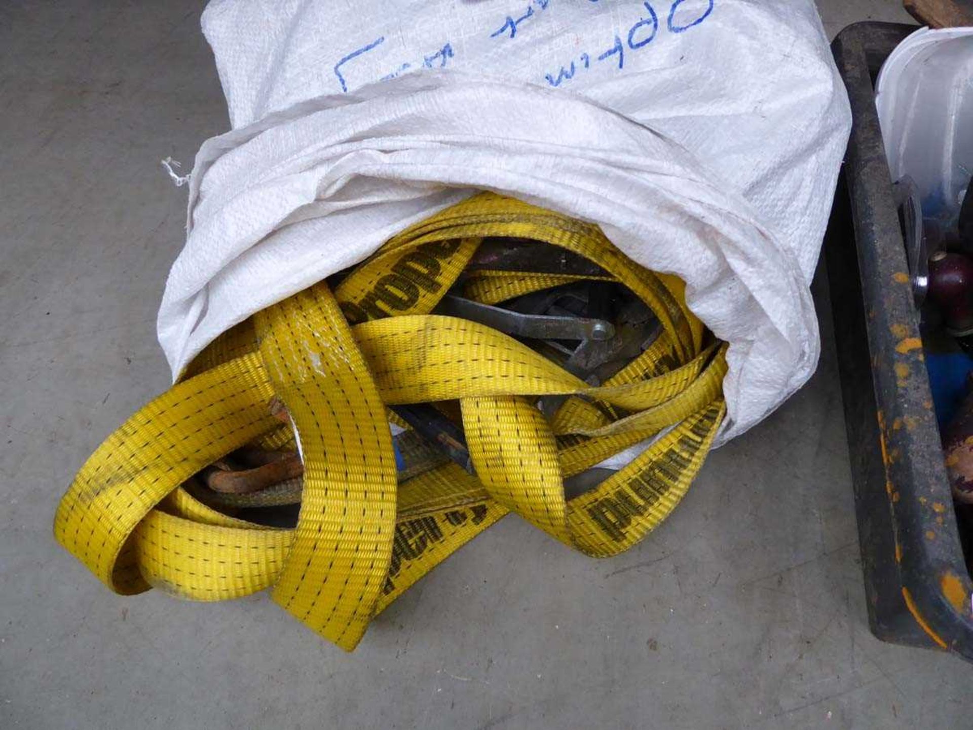 Bag containing lorry straps and various assorted tools - Bild 2 aus 4