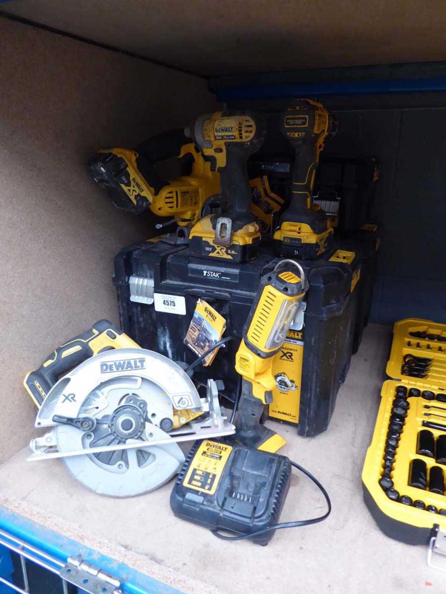 +VAT DeWalt tool set consisting of circular saw, jig saw, impact drive drill, torch, 3 batteries and