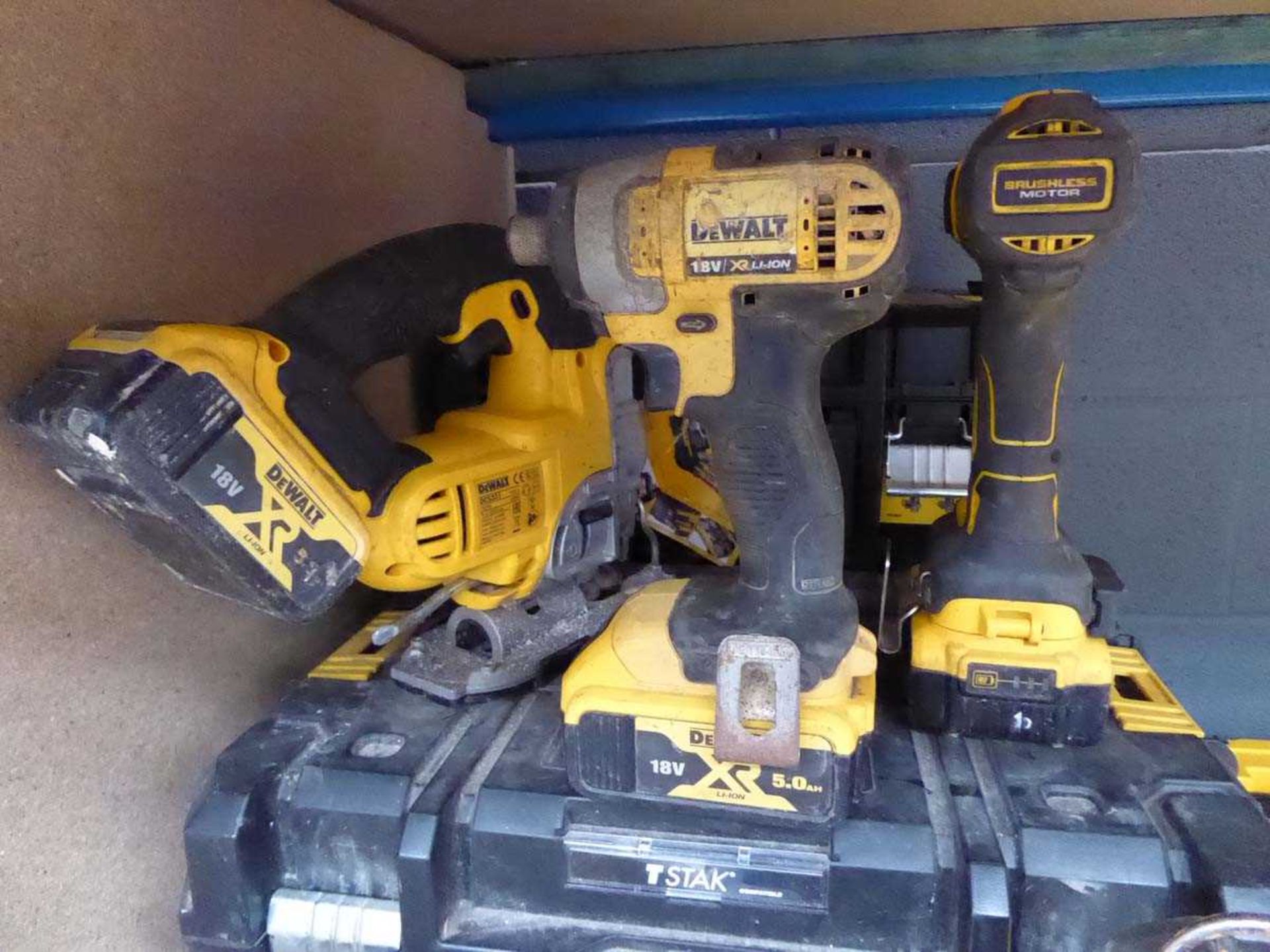 +VAT DeWalt tool set consisting of circular saw, jig saw, impact drive drill, torch, 3 batteries and - Image 2 of 3