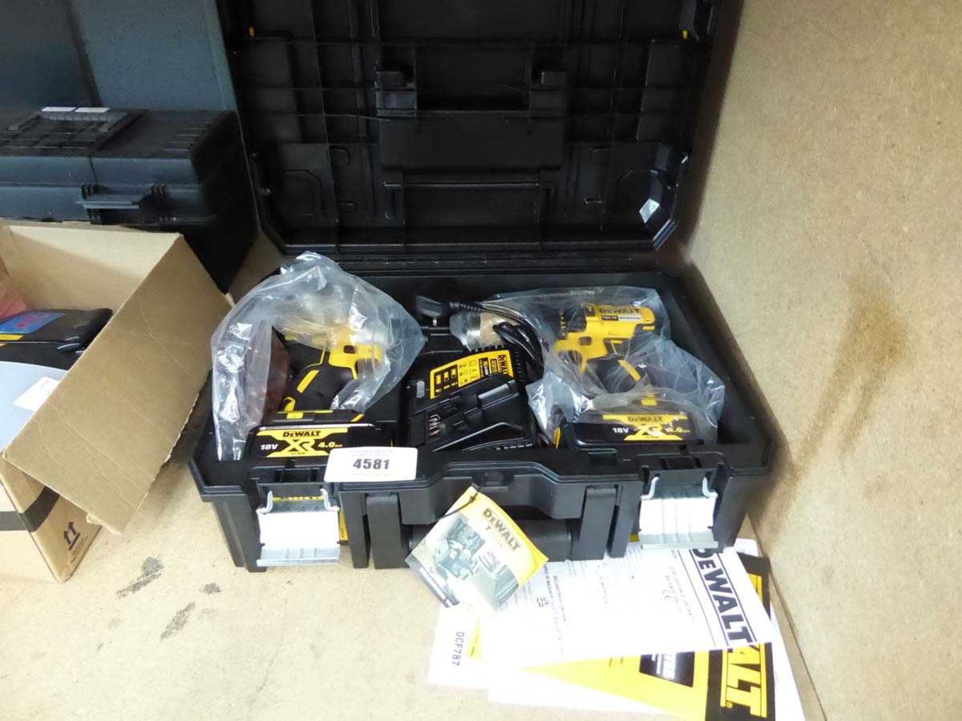 +VAT DeWalt drill and impact drive set with 2 batteries and charger