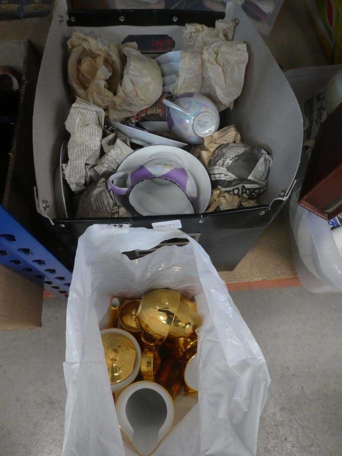 Box and bag containing lustreware, and Czechoslovakian crockery