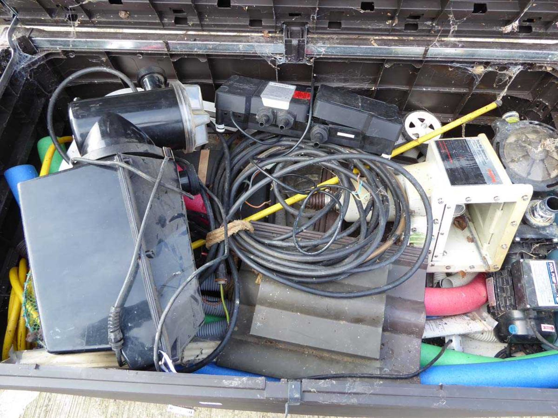 Large plastic box containing various items including pool pumps, pond pumps, filters, nets, etc - Bild 2 aus 5