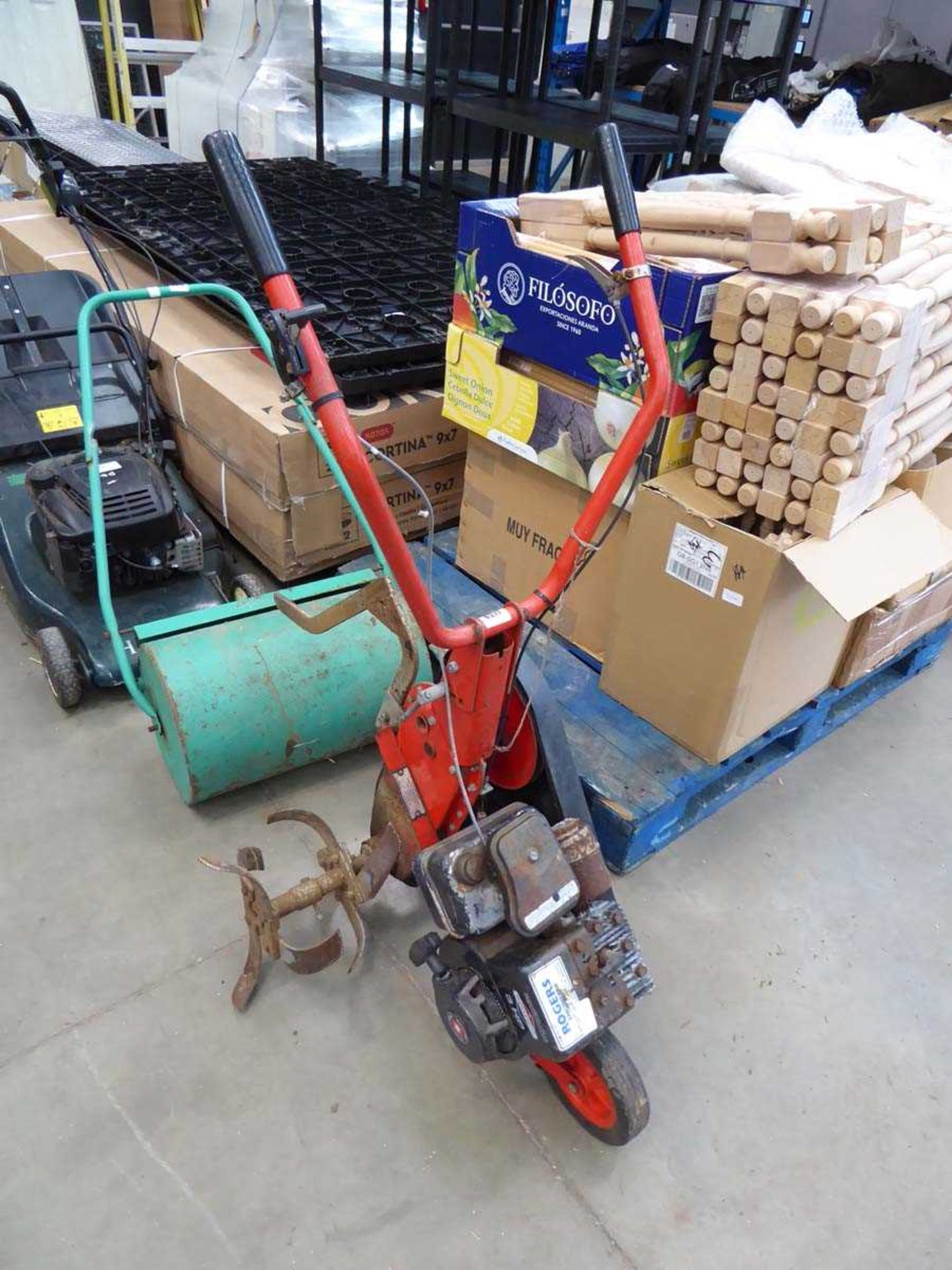 Red Briggs & Stratton engine garden rotavator