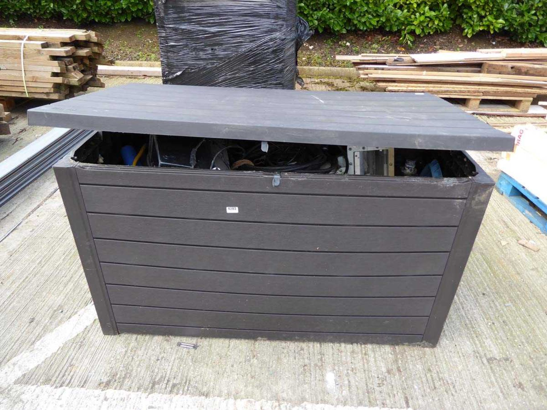 Large plastic box containing various items including pool pumps, pond pumps, filters, nets, etc - Bild 5 aus 5