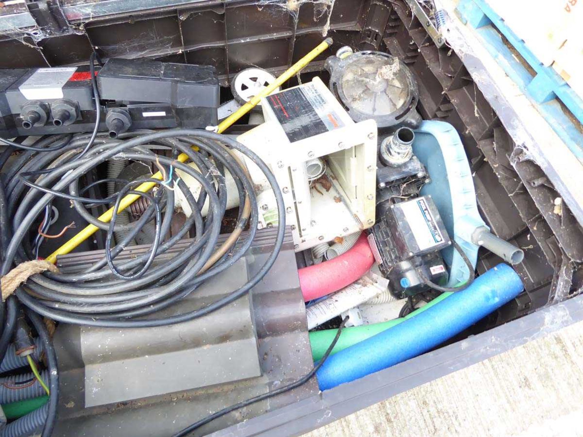 Large plastic box containing various items including pool pumps, pond pumps, filters, nets, etc - Bild 3 aus 5