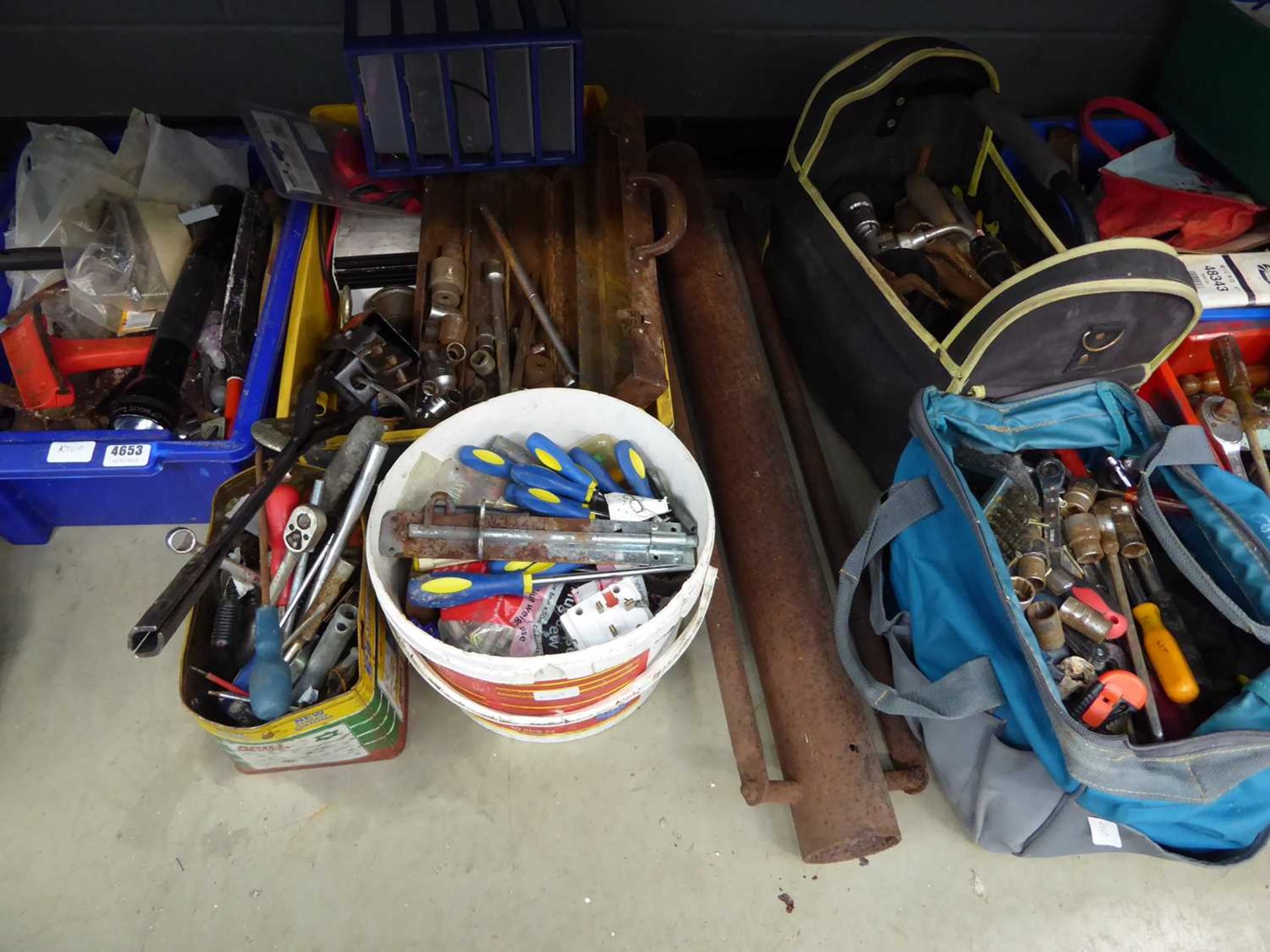 Large under bay of tools including lights, pullers, angle grinders, sockets, jigsaws, pumps, tool - Bild 3 aus 6