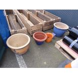 Small quantity of garden pots