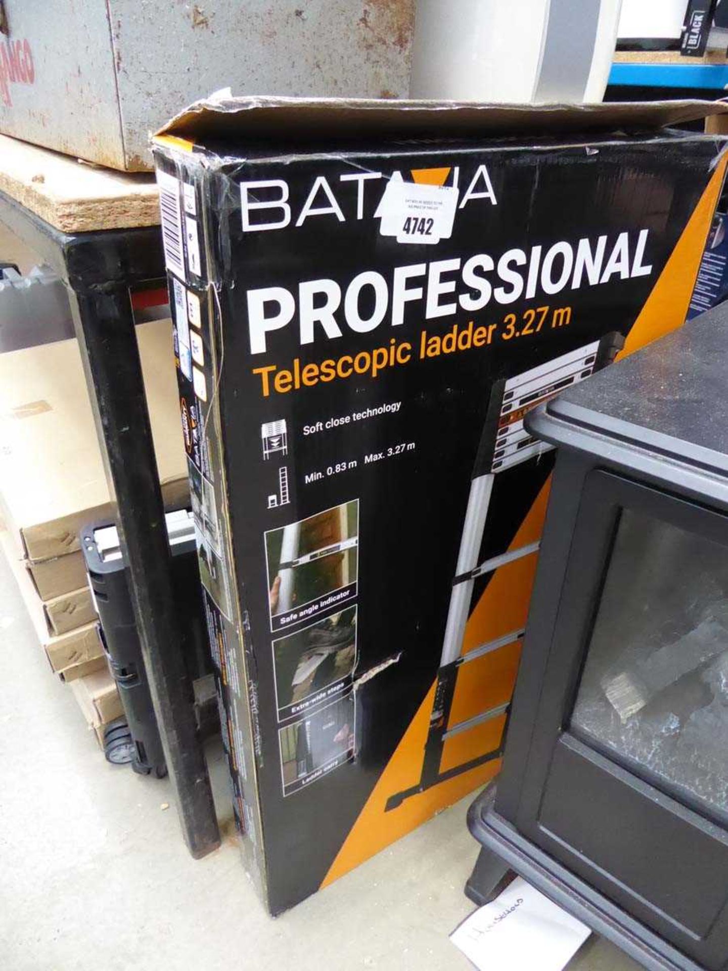 +VAT Batavia boxed telescopic ladder