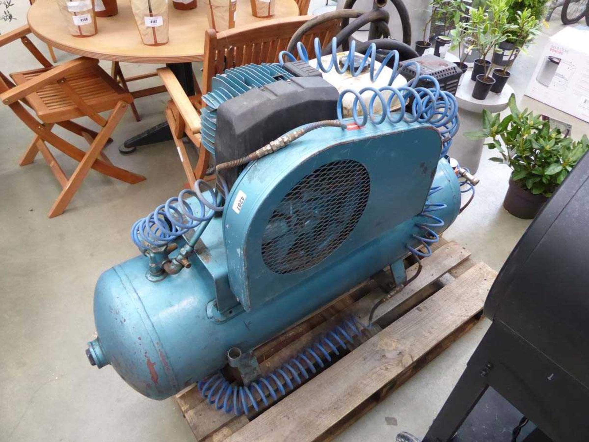 Large petrol powered compressor - Bild 2 aus 2