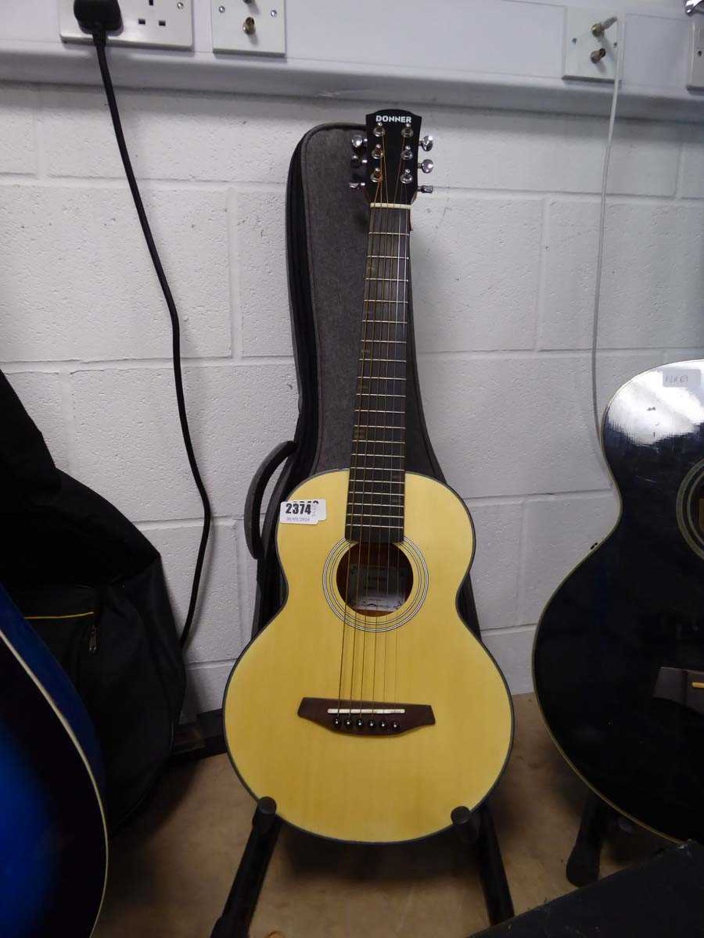 Donner acoustic guitar in case