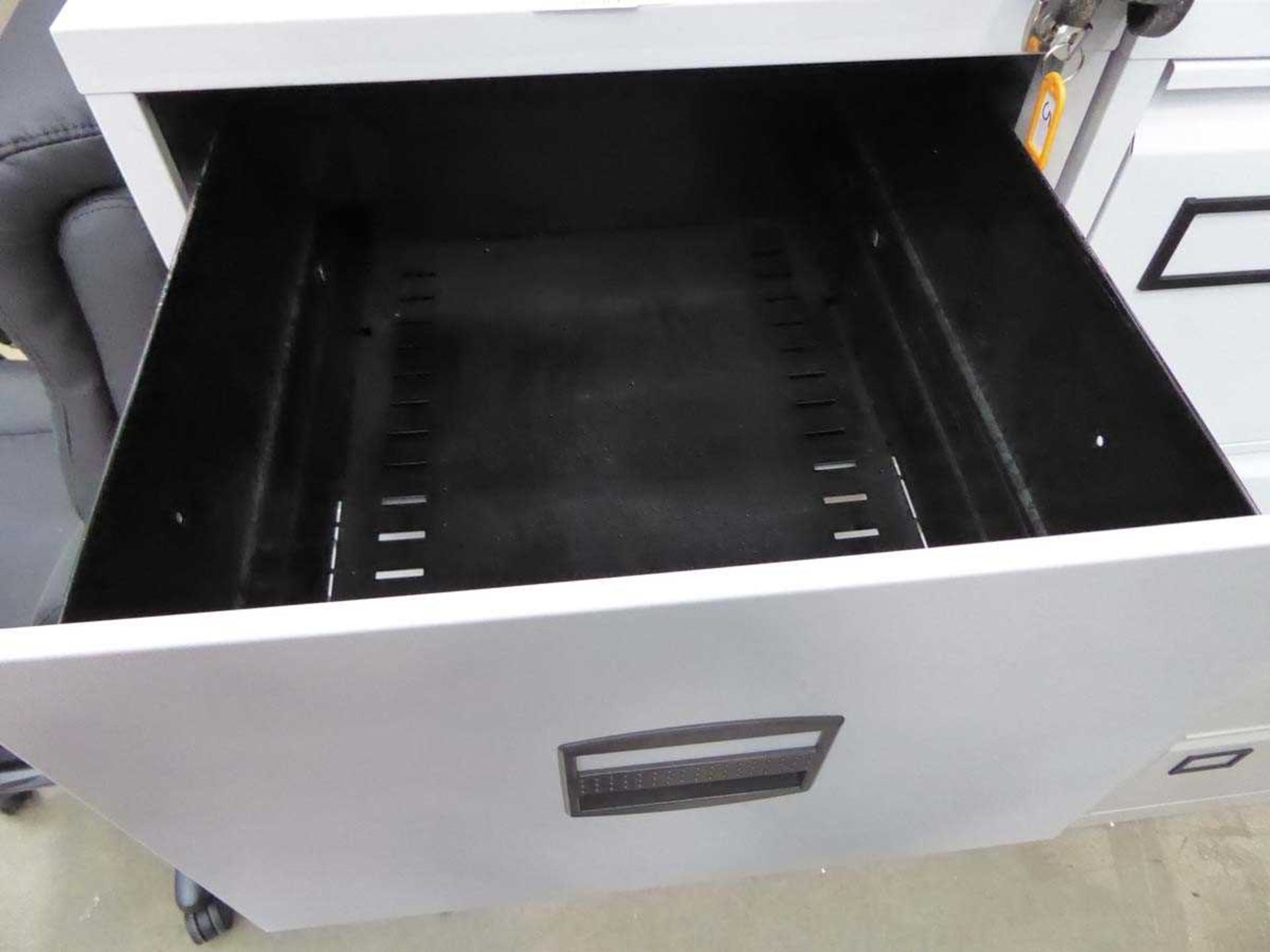 4 drawer office filing cabinet in grey - Image 2 of 2